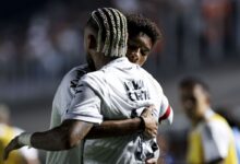 Campeão mundial pelo Corinthians, o ex-zagueiro Fábio Luciano, hoje comentarista da ESPN, repercutiu o episódio da suposta agressão de Neymar em Robinho Jr. no treino do Santos.nO ex-defensor revelou ter presenciado agressões entre companheiros ao longo da carreira, mas destacou um aspecto que, para ele, torna o caso envolvendo o camisa 10 do Peixe ainda pior.nn"Eu já xinguei moleque por ser mais atrevido no treino, às vezes você está de cabeça quente, já dei um pontapé, uma rasteira em um moleque num treinamento. A gente está disputando posição, todo mundo ali é adulto, todo mundo é profissional", começou Fábio Luciano no programa "Resenha ESPN".n"Me achama atenção o tapa na cara, vindo de um cara experiente como o Neymar para um garoto. Eu já vi jogador trocar soco em treino, mas o tapa na cara é pior, é humilhante. Para o momento do Neymar, isso é muito ruim."nnnnnnnnnnnnnVer essa foto no InstagramnnnnnnnnnnnnnnnnnnnnnnnUm post compartilhado por SportsCenter Brasil (@sportscenterbr)nnnnNesta segunda-feira (4), o Santos informou que instaurou uma sindicância interna para analisar o episódio envolvendo Neymar e Robinho Jr.nDe acordo com o ge, Robinho Jr. acusa o camisa 10 de agressão — o fato teria ocorrido no treino de domingo (3). Além de um tapa, Neymar também teria xingado e dado uma rasteira no companheiro.nAinda segundo a reportagem, Robinho Jr. e seu estafe solicitam ao clube as imagens do treino e cogitam rescindir o contrato do atleta com o Santos, que foi renovado no mês passado com validade até 2031.nnNeymar prometeu cuidar de Robinho Jr. na volta ao SantosnNo início de 2025, logo após sacramentar seu retorno ao clube da Vila Belmiro, Neymar fez uma publicação nas redes sociais na qual prometeu cuidar de Robinho Jr. como uma forma de agradecimento ao pai, Robinho, ídolo e ex-companheiro do camisa 10.n"Teu pai cuidou de mim e eu cuidarei de você", comentou Neymar em uma postagem do jovem atacante, que comemorava a volta do meia-atacante ao Peixe.nCondenado a mais de 9 anos de prisão por estupro na Itália, Robinho teve a pena referendada pela Justiça brasileira e está preso em Tremembé, no interiror de São Paulo, desde março de 2024. O crime foi cometido em 2013.nhttps://stories.cnnbrasil.com.br/esportes/neymar-para-filho-de-robinho-cuidou-de-mim-e-eu-cuidarei-de-voce/n&nbsp;