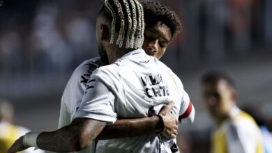 Campeão mundial pelo Corinthians, o ex-zagueiro Fábio Luciano, hoje comentarista da ESPN, repercutiu o episódio da suposta agressão de Neymar em Robinho Jr. no treino do Santos.nO ex-defensor revelou ter presenciado agressões entre companheiros ao longo da carreira, mas destacou um aspecto que, para ele, torna o caso envolvendo o camisa 10 do Peixe ainda pior.nn"Eu já xinguei moleque por ser mais atrevido no treino, às vezes você está de cabeça quente, já dei um pontapé, uma rasteira em um moleque num treinamento. A gente está disputando posição, todo mundo ali é adulto, todo mundo é profissional", começou Fábio Luciano no programa "Resenha ESPN".n"Me achama atenção o tapa na cara, vindo de um cara experiente como o Neymar para um garoto. Eu já vi jogador trocar soco em treino, mas o tapa na cara é pior, é humilhante. Para o momento do Neymar, isso é muito ruim."nnnnnnnnnnnnnVer essa foto no InstagramnnnnnnnnnnnnnnnnnnnnnnnUm post compartilhado por SportsCenter Brasil (@sportscenterbr)nnnnNesta segunda-feira (4), o Santos informou que instaurou uma sindicância interna para analisar o episódio envolvendo Neymar e Robinho Jr.nDe acordo com o ge, Robinho Jr. acusa o camisa 10 de agressão — o fato teria ocorrido no treino de domingo (3). Além de um tapa, Neymar também teria xingado e dado uma rasteira no companheiro.nAinda segundo a reportagem, Robinho Jr. e seu estafe solicitam ao clube as imagens do treino e cogitam rescindir o contrato do atleta com o Santos, que foi renovado no mês passado com validade até 2031.nnNeymar prometeu cuidar de Robinho Jr. na volta ao SantosnNo início de 2025, logo após sacramentar seu retorno ao clube da Vila Belmiro, Neymar fez uma publicação nas redes sociais na qual prometeu cuidar de Robinho Jr. como uma forma de agradecimento ao pai, Robinho, ídolo e ex-companheiro do camisa 10.n"Teu pai cuidou de mim e eu cuidarei de você", comentou Neymar em uma postagem do jovem atacante, que comemorava a volta do meia-atacante ao Peixe.nCondenado a mais de 9 anos de prisão por estupro na Itália, Robinho teve a pena referendada pela Justiça brasileira e está preso em Tremembé, no interiror de São Paulo, desde março de 2024. O crime foi cometido em 2013.nhttps://stories.cnnbrasil.com.br/esportes/neymar-para-filho-de-robinho-cuidou-de-mim-e-eu-cuidarei-de-voce/n&nbsp;