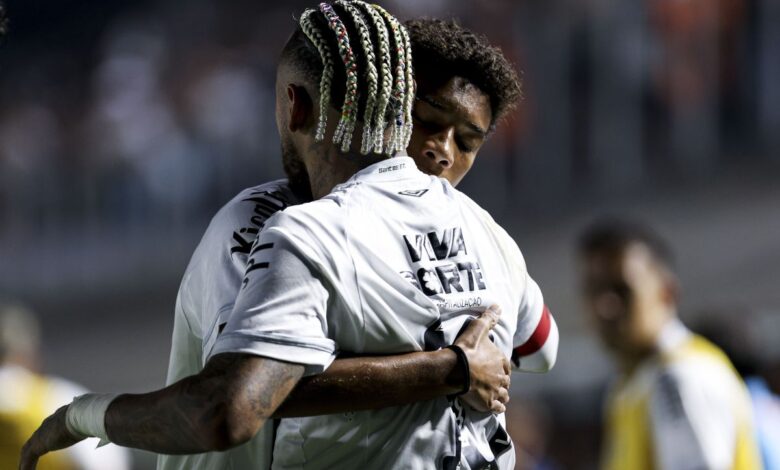 Campeão mundial pelo Corinthians, o ex-zagueiro Fábio Luciano, hoje comentarista da ESPN, repercutiu o episódio da suposta agressão de Neymar em Robinho Jr. no treino do Santos.nO ex-defensor revelou ter presenciado agressões entre companheiros ao longo da carreira, mas destacou um aspecto que, para ele, torna o caso envolvendo o camisa 10 do Peixe ainda pior.nn"Eu já xinguei moleque por ser mais atrevido no treino, às vezes você está de cabeça quente, já dei um pontapé, uma rasteira em um moleque num treinamento. A gente está disputando posição, todo mundo ali é adulto, todo mundo é profissional", começou Fábio Luciano no programa "Resenha ESPN".n"Me achama atenção o tapa na cara, vindo de um cara experiente como o Neymar para um garoto. Eu já vi jogador trocar soco em treino, mas o tapa na cara é pior, é humilhante. Para o momento do Neymar, isso é muito ruim."nnnnnnnnnnnnnVer essa foto no InstagramnnnnnnnnnnnnnnnnnnnnnnnUm post compartilhado por SportsCenter Brasil (@sportscenterbr)nnnnNesta segunda-feira (4), o Santos informou que instaurou uma sindicância interna para analisar o episódio envolvendo Neymar e Robinho Jr.nDe acordo com o ge, Robinho Jr. acusa o camisa 10 de agressão — o fato teria ocorrido no treino de domingo (3). Além de um tapa, Neymar também teria xingado e dado uma rasteira no companheiro.nAinda segundo a reportagem, Robinho Jr. e seu estafe solicitam ao clube as imagens do treino e cogitam rescindir o contrato do atleta com o Santos, que foi renovado no mês passado com validade até 2031.nnNeymar prometeu cuidar de Robinho Jr. na volta ao SantosnNo início de 2025, logo após sacramentar seu retorno ao clube da Vila Belmiro, Neymar fez uma publicação nas redes sociais na qual prometeu cuidar de Robinho Jr. como uma forma de agradecimento ao pai, Robinho, ídolo e ex-companheiro do camisa 10.n"Teu pai cuidou de mim e eu cuidarei de você", comentou Neymar em uma postagem do jovem atacante, que comemorava a volta do meia-atacante ao Peixe.nCondenado a mais de 9 anos de prisão por estupro na Itália, Robinho teve a pena referendada pela Justiça brasileira e está preso em Tremembé, no interiror de São Paulo, desde março de 2024. O crime foi cometido em 2013.nhttps://stories.cnnbrasil.com.br/esportes/neymar-para-filho-de-robinho-cuidou-de-mim-e-eu-cuidarei-de-voce/n&nbsp;
