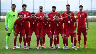 A Fifa fez um convite para a Federação Iraniana de Futebol visitar sua sede em Zurique, na Suíça, antes do dia 20 de maio "para se preparar para Copa do Mundo". As informações são da agência AFP.nEm meio ao momento vivido pelo Irã, o presidente da entidade máxima do futebol, Gianni Infantino, afirmou que o país asiático disputará partidas nos Estados Unidos durante o Mundial.nn"Claro que o Irã participará da Copa do Mundo de 2026. E claro que jogará nos Estados Unidos. E a razão é simples: precisamos nos unir. É minha responsabilidade, nossa responsabilidade", declarou Infantino.nBaixa em congresso da FifanRecentemente, dirigentes da federação iraniana não participaram do Congresso da Fifa, realizado no Canadá, por conta de impasse diplomático.nOs iranianos afirmaram que foram barrados no aeroporto de Toronto e decidiram retornar ao país, alegando tratamento inadequado por parte das autoridades de imigração.nSegundo a mídia local, Mehdi Taj, presidente da Federação Iraniana de Futebol, declarou no retorno da delegação que desejava uma "reunião com a Fifa" porque "há muitos assuntos a serem discutidos."nA Fifa aguarda uma posição dos iranianos, e deseja que a reunião aconteça em no máximo três semanas antes do início da Copa.nIrã na Copa de 2026nO Irã estreia no Mundial de seleções no dia 16 de junho contra a Nova Zelândia, em Los Angeles, na Califórnia, pelo grupo G.nA equipe enfrenta ainda Bélgica, dia 21 de junho também em Los Angeles, e fecha a fase de grupos em Seattle contra o Egito, no dia 27 do mesmo mês.nhttps://stories.cnnbrasil.com.br/esportes/brasil-e-o-6o-favorito-ao-titulo-da-copa-do-mundo-diz-supercomputador/