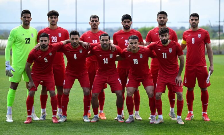 A Fifa fez um convite para a Federação Iraniana de Futebol visitar sua sede em Zurique, na Suíça, antes do dia 20 de maio "para se preparar para Copa do Mundo". As informações são da agência AFP.nEm meio ao momento vivido pelo Irã, o presidente da entidade máxima do futebol, Gianni Infantino, afirmou que o país asiático disputará partidas nos Estados Unidos durante o Mundial.nn"Claro que o Irã participará da Copa do Mundo de 2026. E claro que jogará nos Estados Unidos. E a razão é simples: precisamos nos unir. É minha responsabilidade, nossa responsabilidade", declarou Infantino.nBaixa em congresso da FifanRecentemente, dirigentes da federação iraniana não participaram do Congresso da Fifa, realizado no Canadá, por conta de impasse diplomático.nOs iranianos afirmaram que foram barrados no aeroporto de Toronto e decidiram retornar ao país, alegando tratamento inadequado por parte das autoridades de imigração.nSegundo a mídia local, Mehdi Taj, presidente da Federação Iraniana de Futebol, declarou no retorno da delegação que desejava uma "reunião com a Fifa" porque "há muitos assuntos a serem discutidos."nA Fifa aguarda uma posição dos iranianos, e deseja que a reunião aconteça em no máximo três semanas antes do início da Copa.nIrã na Copa de 2026nO Irã estreia no Mundial de seleções no dia 16 de junho contra a Nova Zelândia, em Los Angeles, na Califórnia, pelo grupo G.nA equipe enfrenta ainda Bélgica, dia 21 de junho também em Los Angeles, e fecha a fase de grupos em Seattle contra o Egito, no dia 27 do mesmo mês.nhttps://stories.cnnbrasil.com.br/esportes/brasil-e-o-6o-favorito-ao-titulo-da-copa-do-mundo-diz-supercomputador/
