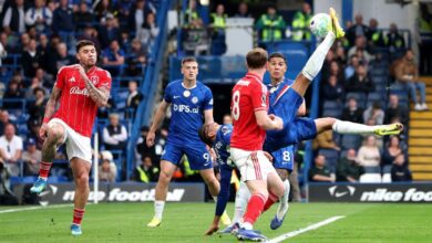 O Nottingham Forest derrotou o Chelsea por 3 a 1 na tarde desta segunda-feira (4), no Stamford Bridge, em Londres, pela 35ª rodada da Premier League.nnComo ficanCom a derrota, o Chelsea permanece na nona colocação da Premier League, com 48 pontos em 35 rodadas disputadas. O resultado afasta os Blues da briga por uma vaga europeia, mantendo-os a três pontos do Brentford, sétimo colocado com 51.nJá o Nottingham Forest chegou aos 45 pontos e subiu para a 16ª posição, abrindo seis pontos de vantagem sobre o West Ham United, 18º colocado com 36, e respirando com mais tranquilidade na luta contra o rebaixamento com três rodadas ainda a serem disputadas.nO jogonOs visitantes abriram o placar logo ao primeiro minuto de jogo, com Taiwo Awoniyi aproveitando cruzamento preciso de Dilane Bakwa pela direita para cabecear firme ao fundo da rede.nA vantagem foi ampliada aos 14 minutos, quando Igor Jesus converteu pênalti marcado após revisão do VAR — Malo Gusto havia puxado a camisa de Awoniyi dentro da área, recebendo também cartão amarelo pela infração.nAinda no primeiro tempo, o Chelsea teve a chance de diminuir o placar ao ganhar sua própria penalidade máxima, concedida após choque de Zach Abbott com Jesse Derry na grande área. Cole Palmer, porém, viu o goleiro Matz Sels defender o pênalti, mantendo o 2 a 0 para o Forest no intervalo.nA segunda etapa começou com o Nottingham Forest ampliando o marcador logo aos seis minutos: Morgan Gibbs-White, que havia entrado no intervalo, tabelou com Neco Williams pela direita e cruzou rasteiro para Awoniyi completar na marca do pênalti, chegando ao seu segundo gol na partida.nO lance foi revisado pelo VAR por suspeita de impedimento, mas o gol foi validado, confirmando o 3 a 0 para os visitantes.nCom o resultado já definido, o Chelsea tentou reagir nos minutos finais. Um gol de João Pedro foi anulado por impedimento aos 29 minutos do segundo tempo, frustrando os torcedores que já deixavam o estádio.nO placar foi aberto pelo lado mandante apenas nos acréscimos, aos 47 minutos da segunda etapa, com um gol de bicicleta de João Pedro: o brasileiro dominou de peito um cruzamento de Malo Gusto ajeitado por Marc Cucurella e encobriu a defesa adversária com categoria.nProtocolos de concussãonA partida ainda foi marcada por dois episódios de protocolo de concussão: Jesse Derry e Zach Abbott se chocaram de cabeça ao final do primeiro tempo, sendo substituídos, e Robert Sánchez deixou o campo no segundo tempo após colisão com Morgan Gibbs-White, dando lugar a Filip Jorgensen.nhttps://stories.cnnbrasil.com.br/esportes/barcelona-mira-joao-pedro-como-substituto-de-lewandowski-diz-jornal/