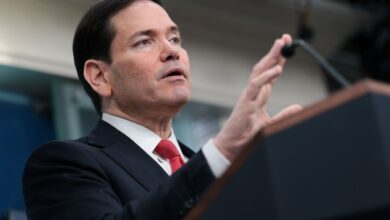 O secretário de Estado dos Estados Unidos, Marco Rubio, disse nesta terça-feira (5) que o status quo em Cuba é inaceitável, acrescentando que iriam abordar a questão, mas não hoje.nEm declarações à imprensa na Casa Branca, Rubio afirmou que os EUA também gostariam de dar mais ajuda a Cuba e distribuí-la por meio da Igreja.nNa semana passada, o presidente dos EUA, Donald Trump, brincou sobre a possibilidade do país “assumirem o controle” de Cuba imediatamente, sugerindo que forças militares poderiam avançar sobre o país no caminho de volta da guerra com o Irã.nn“Vamos terminar uma coisa primeiro, eu gosto de terminar o trabalho”, disse Trump sobre o conflito.n“Na volta do Irã, faremos isso. Teremos um dos nossos grandes — talvez o porta-aviões USS Abraham Lincoln, o maior do mundo. Vamos levá-lo até lá, parar a cerca de 100 jardas da costa, e eles vão dizer: muito obrigado, nós nos rendemos”, afirmou, referindo-se aos líderes cubanos.nEnquanto fazia esses comentários, Trump parecia sorrir de forma irônica, e a plateia riu. As declarações do presidente ocorrem depois de ele ter assinado, mais cedo na sexta-feira, uma ordem executiva ampliando as sanções dos EUA contra o governo cubano e seus aliados.nAs novas sanções foram o mais recente ataque da administração Trump contra Cuba, país que o presidente declarou repetidamente estar à beira do colapso.