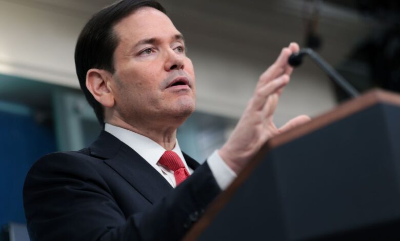 O secretário de Estado dos Estados Unidos, Marco Rubio, disse nesta terça-feira (5) que o status quo em Cuba é inaceitável, acrescentando que iriam abordar a questão, mas não hoje.nEm declarações à imprensa na Casa Branca, Rubio afirmou que os EUA também gostariam de dar mais ajuda a Cuba e distribuí-la por meio da Igreja.nNa semana passada, o presidente dos EUA, Donald Trump, brincou sobre a possibilidade do país “assumirem o controle” de Cuba imediatamente, sugerindo que forças militares poderiam avançar sobre o país no caminho de volta da guerra com o Irã.nn“Vamos terminar uma coisa primeiro, eu gosto de terminar o trabalho”, disse Trump sobre o conflito.n“Na volta do Irã, faremos isso. Teremos um dos nossos grandes — talvez o porta-aviões USS Abraham Lincoln, o maior do mundo. Vamos levá-lo até lá, parar a cerca de 100 jardas da costa, e eles vão dizer: muito obrigado, nós nos rendemos”, afirmou, referindo-se aos líderes cubanos.nEnquanto fazia esses comentários, Trump parecia sorrir de forma irônica, e a plateia riu. As declarações do presidente ocorrem depois de ele ter assinado, mais cedo na sexta-feira, uma ordem executiva ampliando as sanções dos EUA contra o governo cubano e seus aliados.nAs novas sanções foram o mais recente ataque da administração Trump contra Cuba, país que o presidente declarou repetidamente estar à beira do colapso.