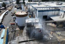 Os bombeiros que tentam evitar que um tanque de produtos químicos perigosos na Califórnia exploda ou vaze levaram especialistas externos para ajudar a evitar uma catástrofe na Califórnia, nos Estados Unidos, disse o comandante da operação no sábado (24).nAs ordens de retirada permaneceram em vigor em uma área que abrange aproximadamente 50 mil pessoas no subúrbio de Garden Grove, em Los Angeles.nO governador da Califórnia, Gavin Newsom, declarou estado de emergência para o Condado de Orange, e seu gabinete pediu que os residentes sigam as ordens de retirada.nn"Trouxemos especialistas no assunto de todo o Estado para pensar de forma completamente inovadora, e tivemos algumas conversas produtivas muito boas hoje", disse Craig Covey, chefe de divisão da Orange County Fire Authority, em um vídeo publicado nas mídias sociais. Ele não entrou em detalhes sobre as possíveis soluções.nOs abrigos para os que foram retirados estão com capacidade total em Anaheim, Fountain Valley, La Palma e Huntington Beach.nAs equipes voltaram para a zona de perigo depois que leituras de drones na sexta-feira sugeriram que a água pulverizada nos tanques estava ajudando a estabilizar a situação, disse Covey anteriormente.nMas quando as equipes chegaram ao medidor do tanque, descobriram que a temperatura interna era de 32 graus Celsius, acima dos 25 graus Celsius quando os socorristas haviam se retirado.nA temperatura estava aumentando em cerca de um grau por hora, disse ele. "Essa é a má notícia."nAs autoridades alertaram desde sexta-feira (22) que o tanque, que contém metacrilato de metila, um produto químico inflamável usado em plásticos e manufatura, pode se romper e derramar até 26.500 litros de material tóxico ou explodir e colocar em risco os tanques próximos.nNo sábado, Covey disse que os bombeiros estavam explorando se um fluxo pesado de água de resfriamento poderia retardar o processo de cura dentro do tanque o suficiente para reduzir a pressão e evitar uma explosão.n"Deixar que essa coisa simplesmente falhe e exploda é inaceitável para nós", disse Covey.nA preocupação começou na quinta-feira nas instalações da GKN Aerospace em Garden Grove, uma cidade com cerca de 172 mil habitantes, aproximadamente 50 km ao sul de Los Angeles. O local é especializado na fabricação e teste de janelas e coberturas para aeronaves comerciais e militares, de acordo com seu site.nA GKN disse que estava trabalhando com "todos os especialistas relevantes" para resolver o problema. "Pedimos sinceras desculpas pelo transtorno significativo para os muitos residentes e empresas locais que tiveram que ser retirados", disse um porta-voz da GKN em um comunicado.n(Com informações de Nina Giraldo, Taylor Romine e Emma Tucler, da CNN e Dan Catchpole, da Reuters)