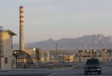 Uma fonte sênior iraniana disse à Reuters neste domingo (24) que Teerã não concordou em entregar seu estoque de urânio altamente enriquecido.nA fonte disse que a questão nuclear do Irã não faz parte do acordo preliminar com os Estados Unidos.n"A questão nuclear será abordada nas negociações para um acordo final e, portanto, não faz parte do acordo atual. Não houve acordo sobre o estoque de urânio altamente enriquecido do Irã ser enviado para fora do país", disse a fonte.nnPrograma nuclear no centro da disputanO presidente dos Estados Unidos, Donald Trump, tem afirmado repetidamente que o Irã não pode ser autorizado a possuir uma arma nuclear.nDe fato, a Casa Branca publicou em 2 de março um texto intitulado “74 vezes em que o presidente Trump deixou claro que o Irã não pode ter uma arma nuclear”. Desde então, ele reiterou isso muitas vezes.nCom esse objetivo, negociadores americanos buscaram impor limites severos à capacidade do Irã de enriquecer urânio, além da entrega de seu atual estoque de urânio altamente enriquecido, estimado pela Agência Internacional de Energia Atômica (AIEA) em 408 quilos de urânio enriquecido a 60% — próximo ao nível necessário para armas nucleares.nO Irã sempre sustentou que não busca desenvolver uma arma nuclear e, como signatário do Tratado de Não Proliferação Nuclear (TNP), tem o direito de enriquecer urânio para fins pacíficos.nhttps://www.youtube.com/watch?v=bMfl8lo6McUnTanto nas negociações com os Estados Unidos no ano passado quanto desde o início do conflito em fevereiro, Teerã resistiu a uma suspensão de longo prazo do enriquecimento.nNo mês passado, negociadores americanos propuseram uma pausa de 20 anos, disse uma fonte familiarizada com as discussões. O Irã respondeu com uma proposta de suspensão de cinco anos, rejeitada pelos EUA, segundo uma autoridade americana.nO Irã também resistiu a enviar seu urânio enriquecido para o exterior, como exigido pelos Estados Unidos, e veículos de mídia iranianos ligados ao Estado insistem que um possível documento para encerrar a guerra não inclui compromisso de entregar os estoques e adia as negociações nucleares para depois do fim do conflito.nEssas negociações estavam em andamento em fevereiro, quando os Estados Unidos e Israel iniciaram ataques militares contra o Irã.nhttps://stories.cnnbrasil.com.br/internacional/o-que-e-o-uranio-enriquecido/