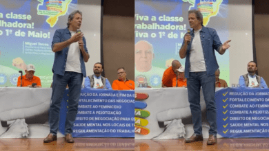 O pré-candidato ao governo de São Paulo pelo PT, Fernando Haddad, afirmou na sexta-feira (1º) que "só uma lavagem cerebral coletiva" explica empates técnicos entre espectros políticos opostos nas pesquisas eleitorais.nO ex-ministro da Fazenda não cita os nomes de Luiz Inácio Lula da Silva (PT) e de Flávio Bolsonaro (PL) no trecho do vídeo ao qual a CNN Brasil teve acesso, mas o presidente e o senador têm aparecido empatados tecnicamente nos levantamentos recentes.nn"Estamos em um ano que é inadmissivel o que está se vendo nas pesquisas eleitorais. O contraste é tão grande que só uma lavagem cerebral coletiva explica uma comparação impossível entre dois personagens da história do Brasil", afirmou em evento da Força Sindical.nHaddad disse ainda que este ano eleitoral demanda um "desafio cívico" no combate a discursos antidemocráticos. "Essa agenda da democracia é nossa, ou vocês pensam que o lado de lá tem algum compromisso com a democracia?", completou.nAssista à fala de HaddadnnPesquisas eleitoraisnPesquisa NexusBTG divulgada no último dia 27 mosta que o presidente Lula empata tecnicamente em um eventual segundo turno da disputa pela Presidência da República com o senador Flávio Bolsonaro (PL) e os ex-governadores Romeu Zema (Novo) e Ronaldo Caiado (PSD).nLevantamento Atlas/Bloomberg, divulgado na última terça-feira, aponta um cenário similar: Lula teria empate técnico em um eventual segundo turno com o senador Flávio Bolsonaro (PL), o ex-governador de Minas Gerais Romeu Zema (Novo) e com o ex-presidente Jair Bolsonaro (PL), que está inelegível.nO primeiro turno das eleições está marcado para o dia 4 de outubro. O prazo para serviços como emissão do título, regularização de pendências, cadastro de biometria e transferência de domicílio eleitoral se encerra nesta quarta-feira (6), conforme calendário do TSE (Tribunal Superior Eleitoral).nhttps://youtu.be/iYOemM8Engw?si=GlQsPY_Gyx2CAlgk