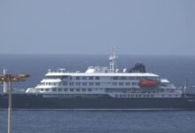 Médicos trabalham para retirar duas pessoas com sintomas do hantavírus após um surto em um navio de cruzeiro de luxo ancorado próximo à África Ocidental, transportando principalmente passageiros britânicos, americanos e espanhóis, disseram autoridades nesta segunda-feira (4).nCerca de 150 pessoas ainda estavam presas na embarcação depois que três pessoas, um casal holandês e um cidadão alemão, morreram, e outras adoeceram, incluindo um britânico que deixou o navio e estava sendo tratado na África do Sul, acrescentaram as autoridades.nO RIVM (Instituto Nacional de Saúde Pública e Meio Ambiente da Holanda), que está ajudando no surto, afirmou que o hantavírus foi confirmado em um dos pacientes que apresentava sintomas.nUma fonte a par do caso disse que a mulher holandesa que morreu também havia testado positivo para o vírus.nO RIVM afirmou que ainda não está claro se as outras pessoas com sintomas também estavam infectadas pelo vírus, ou se as outras mortes também foram causadas pelo hantavírus.nnO hantavírus, que pode causar doença respiratória fatal, pode se espalhar quando partículas de fezes ou urina de roedores se tornam aerotransportadas. Ele não se transmite facilmente entre humanos.nNão existem medicamentos específicos para tratar a doença, portanto, o tratamento se concentra em cuidados de suporte, incluindo o uso de ventiladores em casos graves.nA Organização Mundial da Saúde disse que o risco para o público em geral é baixo e que não há necessidade de pânico ou restrições de viagem. Mas as autoridades da nação insular de Cabo Verde disseram que não permitiram que o navio MV Hondius, com bandeira holandesa, atracasse como medida de precaução.n"Muita incerteza", diz blogueiro a bordo do navion“Não somos apenas manchetes: somos pessoas com famílias, com vidas, com pessoas nos esperando em casa”, disse Jake Rosmarin, blogueiro de viagens dos EUA, em um vídeo emocionado postado no Instagram a partir do navio na segunda-feira.n“Há muita incerteza e essa é a parte mais difícil”, acrescentou.nUm porta-voz da operadora do navio, Oceanwide Expeditions, com sede na Holanda, disse que, como precaução, todos os passageiros foram instruídos a permanecer dentro de suas cabines para evitar qualquer possível disseminação do vírus.nEmbora a transmissão de humano para humano seja rara, o período de incubação pode durar várias semanas, o que significa que algumas pessoas ainda podem não estar apresentando sintomas.nA Oceanwide Expeditions estava tentando organizar a repatriação de dois membros da tripulação com sintomas da doença, um britânico e um holandês, juntamente com o corpo do cidadão alemão e um “hóspede intimamente associado ao falecido” que não apresenta sintomas.nA empresa disse que estava avaliando a possibilidade de triagem e desembarque de passageiros nas ilhas de Las Palmas e Tenerife.nAs autoridades espanholas afirmaram que ainda não haviam recebido um pedido para que o navio atracasse e desembarcasse passageiros lá. O Ministério das Relações Exteriores da Holanda, que a Oceanwide Expeditions disse ser o responsável por fazer a solicitação, não respondeu imediatamente a um pedido de comentário.nO Hondius partiu de Ushuaia, no sul da Argentina, em março, de acordo com a documentação da empresa, em uma viagem divulgada como uma expedição de natureza à Antártica, com preços de cabine variando de 16.000 a 25.000 dólares).nO navio passou pela Antártica continental, Ilhas Malvinas, Geórgia do Sul, Ilha Nightingale, Tristão da Cunha, Santa Helena e Ascensão antes de chegar às águas de Cabo Verde em 3 de maio.nO Departamento de Saúde da África do Sul confirmou que dois dos mortos eram cidadãos holandeses: um homem de 70 anos, que morreu em Santa Helena em 11 de abril, e sua esposa, de 69 anos, que morreu na África do Sul após desmaiar no Aeroporto Internacional O.R. Tambo.nO britânico que está sendo tratado em uma clínica privada em Joanesburgo adoeceu em 27 de abril, enquanto a vítima alemã no navio morreu em 2 de maio, informou a Oceanwide Expeditions.nOrigem do surto ainda não está claranO hantavírus geralmente começa com sintomas semelhantes aos da gripe, como fadiga e febre, de uma a oito semanas após a exposição.nUm porta-voz do RIVM disse que a origem do surto ainda não está clara.n“Pode-se imaginar, por exemplo, que ratos a bordo do navio tenham transmitido o vírus”, disse ele.n“Mas outra possibilidade é que, durante uma parada em algum lugar da América do Sul, pessoas tenham sido infectadas, por exemplo, por camundongos, e adoeceram dessa forma.”nDaniel Bausch, professor visitante no Geneva Graduate Institute, na Suíça, afirmou que há algumas evidências de transmissão de humano para humano no Vírus Andes, uma espécie de hantavírus encontrada na Argentina e no Chile.n“Portanto, é significativo que este navio de cruzeiro tenha iniciado sua viagem na Argentina”, disse ele.n“A boa notícia é... que isso não vai se tornar um grande surto”, acrescentou.n&nbsp;