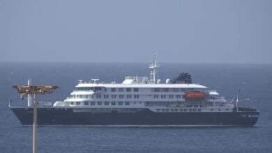 Médicos trabalham para retirar duas pessoas com sintomas do hantavírus após um surto em um navio de cruzeiro de luxo ancorado próximo à África Ocidental, transportando principalmente passageiros britânicos, americanos e espanhóis, disseram autoridades nesta segunda-feira (4).nCerca de 150 pessoas ainda estavam presas na embarcação depois que três pessoas, um casal holandês e um cidadão alemão, morreram, e outras adoeceram, incluindo um britânico que deixou o navio e estava sendo tratado na África do Sul, acrescentaram as autoridades.nO RIVM (Instituto Nacional de Saúde Pública e Meio Ambiente da Holanda), que está ajudando no surto, afirmou que o hantavírus foi confirmado em um dos pacientes que apresentava sintomas.nUma fonte a par do caso disse que a mulher holandesa que morreu também havia testado positivo para o vírus.nO RIVM afirmou que ainda não está claro se as outras pessoas com sintomas também estavam infectadas pelo vírus, ou se as outras mortes também foram causadas pelo hantavírus.nnO hantavírus, que pode causar doença respiratória fatal, pode se espalhar quando partículas de fezes ou urina de roedores se tornam aerotransportadas. Ele não se transmite facilmente entre humanos.nNão existem medicamentos específicos para tratar a doença, portanto, o tratamento se concentra em cuidados de suporte, incluindo o uso de ventiladores em casos graves.nA Organização Mundial da Saúde disse que o risco para o público em geral é baixo e que não há necessidade de pânico ou restrições de viagem. Mas as autoridades da nação insular de Cabo Verde disseram que não permitiram que o navio MV Hondius, com bandeira holandesa, atracasse como medida de precaução.n"Muita incerteza", diz blogueiro a bordo do navion“Não somos apenas manchetes: somos pessoas com famílias, com vidas, com pessoas nos esperando em casa”, disse Jake Rosmarin, blogueiro de viagens dos EUA, em um vídeo emocionado postado no Instagram a partir do navio na segunda-feira.n“Há muita incerteza e essa é a parte mais difícil”, acrescentou.nUm porta-voz da operadora do navio, Oceanwide Expeditions, com sede na Holanda, disse que, como precaução, todos os passageiros foram instruídos a permanecer dentro de suas cabines para evitar qualquer possível disseminação do vírus.nEmbora a transmissão de humano para humano seja rara, o período de incubação pode durar várias semanas, o que significa que algumas pessoas ainda podem não estar apresentando sintomas.nA Oceanwide Expeditions estava tentando organizar a repatriação de dois membros da tripulação com sintomas da doença, um britânico e um holandês, juntamente com o corpo do cidadão alemão e um “hóspede intimamente associado ao falecido” que não apresenta sintomas.nA empresa disse que estava avaliando a possibilidade de triagem e desembarque de passageiros nas ilhas de Las Palmas e Tenerife.nAs autoridades espanholas afirmaram que ainda não haviam recebido um pedido para que o navio atracasse e desembarcasse passageiros lá. O Ministério das Relações Exteriores da Holanda, que a Oceanwide Expeditions disse ser o responsável por fazer a solicitação, não respondeu imediatamente a um pedido de comentário.nO Hondius partiu de Ushuaia, no sul da Argentina, em março, de acordo com a documentação da empresa, em uma viagem divulgada como uma expedição de natureza à Antártica, com preços de cabine variando de 16.000 a 25.000 dólares).nO navio passou pela Antártica continental, Ilhas Malvinas, Geórgia do Sul, Ilha Nightingale, Tristão da Cunha, Santa Helena e Ascensão antes de chegar às águas de Cabo Verde em 3 de maio.nO Departamento de Saúde da África do Sul confirmou que dois dos mortos eram cidadãos holandeses: um homem de 70 anos, que morreu em Santa Helena em 11 de abril, e sua esposa, de 69 anos, que morreu na África do Sul após desmaiar no Aeroporto Internacional O.R. Tambo.nO britânico que está sendo tratado em uma clínica privada em Joanesburgo adoeceu em 27 de abril, enquanto a vítima alemã no navio morreu em 2 de maio, informou a Oceanwide Expeditions.nOrigem do surto ainda não está claranO hantavírus geralmente começa com sintomas semelhantes aos da gripe, como fadiga e febre, de uma a oito semanas após a exposição.nUm porta-voz do RIVM disse que a origem do surto ainda não está clara.n“Pode-se imaginar, por exemplo, que ratos a bordo do navio tenham transmitido o vírus”, disse ele.n“Mas outra possibilidade é que, durante uma parada em algum lugar da América do Sul, pessoas tenham sido infectadas, por exemplo, por camundongos, e adoeceram dessa forma.”nDaniel Bausch, professor visitante no Geneva Graduate Institute, na Suíça, afirmou que há algumas evidências de transmissão de humano para humano no Vírus Andes, uma espécie de hantavírus encontrada na Argentina e no Chile.n“Portanto, é significativo que este navio de cruzeiro tenha iniciado sua viagem na Argentina”, disse ele.n“A boa notícia é... que isso não vai se tornar um grande surto”, acrescentou.n&nbsp;