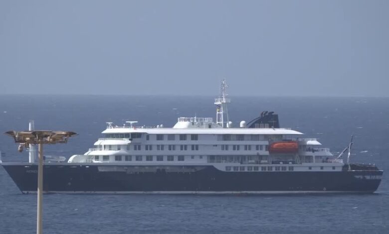 Médicos trabalham para retirar duas pessoas com sintomas do hantavírus após um surto em um navio de cruzeiro de luxo ancorado próximo à África Ocidental, transportando principalmente passageiros britânicos, americanos e espanhóis, disseram autoridades nesta segunda-feira (4).nCerca de 150 pessoas ainda estavam presas na embarcação depois que três pessoas, um casal holandês e um cidadão alemão, morreram, e outras adoeceram, incluindo um britânico que deixou o navio e estava sendo tratado na África do Sul, acrescentaram as autoridades.nO RIVM (Instituto Nacional de Saúde Pública e Meio Ambiente da Holanda), que está ajudando no surto, afirmou que o hantavírus foi confirmado em um dos pacientes que apresentava sintomas.nUma fonte a par do caso disse que a mulher holandesa que morreu também havia testado positivo para o vírus.nO RIVM afirmou que ainda não está claro se as outras pessoas com sintomas também estavam infectadas pelo vírus, ou se as outras mortes também foram causadas pelo hantavírus.nnO hantavírus, que pode causar doença respiratória fatal, pode se espalhar quando partículas de fezes ou urina de roedores se tornam aerotransportadas. Ele não se transmite facilmente entre humanos.nNão existem medicamentos específicos para tratar a doença, portanto, o tratamento se concentra em cuidados de suporte, incluindo o uso de ventiladores em casos graves.nA Organização Mundial da Saúde disse que o risco para o público em geral é baixo e que não há necessidade de pânico ou restrições de viagem. Mas as autoridades da nação insular de Cabo Verde disseram que não permitiram que o navio MV Hondius, com bandeira holandesa, atracasse como medida de precaução.n"Muita incerteza", diz blogueiro a bordo do navion“Não somos apenas manchetes: somos pessoas com famílias, com vidas, com pessoas nos esperando em casa”, disse Jake Rosmarin, blogueiro de viagens dos EUA, em um vídeo emocionado postado no Instagram a partir do navio na segunda-feira.n“Há muita incerteza e essa é a parte mais difícil”, acrescentou.nUm porta-voz da operadora do navio, Oceanwide Expeditions, com sede na Holanda, disse que, como precaução, todos os passageiros foram instruídos a permanecer dentro de suas cabines para evitar qualquer possível disseminação do vírus.nEmbora a transmissão de humano para humano seja rara, o período de incubação pode durar várias semanas, o que significa que algumas pessoas ainda podem não estar apresentando sintomas.nA Oceanwide Expeditions estava tentando organizar a repatriação de dois membros da tripulação com sintomas da doença, um britânico e um holandês, juntamente com o corpo do cidadão alemão e um “hóspede intimamente associado ao falecido” que não apresenta sintomas.nA empresa disse que estava avaliando a possibilidade de triagem e desembarque de passageiros nas ilhas de Las Palmas e Tenerife.nAs autoridades espanholas afirmaram que ainda não haviam recebido um pedido para que o navio atracasse e desembarcasse passageiros lá. O Ministério das Relações Exteriores da Holanda, que a Oceanwide Expeditions disse ser o responsável por fazer a solicitação, não respondeu imediatamente a um pedido de comentário.nO Hondius partiu de Ushuaia, no sul da Argentina, em março, de acordo com a documentação da empresa, em uma viagem divulgada como uma expedição de natureza à Antártica, com preços de cabine variando de 16.000 a 25.000 dólares).nO navio passou pela Antártica continental, Ilhas Malvinas, Geórgia do Sul, Ilha Nightingale, Tristão da Cunha, Santa Helena e Ascensão antes de chegar às águas de Cabo Verde em 3 de maio.nO Departamento de Saúde da África do Sul confirmou que dois dos mortos eram cidadãos holandeses: um homem de 70 anos, que morreu em Santa Helena em 11 de abril, e sua esposa, de 69 anos, que morreu na África do Sul após desmaiar no Aeroporto Internacional O.R. Tambo.nO britânico que está sendo tratado em uma clínica privada em Joanesburgo adoeceu em 27 de abril, enquanto a vítima alemã no navio morreu em 2 de maio, informou a Oceanwide Expeditions.nOrigem do surto ainda não está claranO hantavírus geralmente começa com sintomas semelhantes aos da gripe, como fadiga e febre, de uma a oito semanas após a exposição.nUm porta-voz do RIVM disse que a origem do surto ainda não está clara.n“Pode-se imaginar, por exemplo, que ratos a bordo do navio tenham transmitido o vírus”, disse ele.n“Mas outra possibilidade é que, durante uma parada em algum lugar da América do Sul, pessoas tenham sido infectadas, por exemplo, por camundongos, e adoeceram dessa forma.”nDaniel Bausch, professor visitante no Geneva Graduate Institute, na Suíça, afirmou que há algumas evidências de transmissão de humano para humano no Vírus Andes, uma espécie de hantavírus encontrada na Argentina e no Chile.n“Portanto, é significativo que este navio de cruzeiro tenha iniciado sua viagem na Argentina”, disse ele.n“A boa notícia é... que isso não vai se tornar um grande surto”, acrescentou.n&nbsp;