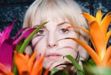 A cantora Hayley Williams, 37, anunciou um show extra no Brasil depois de esgotar os ingressos de da pré-venda, na última segunda-feira (4). A vocalista da banda Paramore trará para São Paulo a turnê solo "The Hayley Williams Show", nos dias 12 e 13 de novembro, no Espaço Unimed, no bairro da Barra Funda.nA venda geral dos shows acontecerá na quarta-feira (6) e já é possível saber as modalidades dos ingressos e os seus valores.nPara quem quiser assistir à estadunidense, os ingressos online deverão ser comprados na Eventim e custarão:nnPista – R$ 282,50 (meia-entrada) | R$ 565,00 (inteira)nPista Premium – R$ 432,50 (meia-entrada) | R$ 865,00 (inteira)nMezanino – R$ 472,50 (meia-entrada) | R$ 945,00 (inteira)nCamarote A – R$ 497,50 (meia-entrada) | R$ 995,00 (inteira)nCamarote B – R$ 497,50 (meia-entrada) | R$ 995,00 (inteira)nnÉ possível comprar os ingressos no ponto de vendas físico do Espaço Unimed, na rua Tagipuru, 795, Barra Funda, em São Paulo (SP), a partir de 6 de maio. Já a partir de 7 de maio, os fãs poderão adquirir os ingressos no Allianz Parque, na rua Palestra Itália, 200, Portão A, em Perdizes, São Paulo (SP).nOs pontos de venda físicos funcionam de terça a sábado, das 10h00 às 17h00. Em dias de evento, os ingressos são vendidos apenas para as atrações do dia.nÁlbum solonA turnê de Hayley Williams é a principal divulgação do álbum mais recente da cantora, o "Ego Death at a Bachelorette Party" (2025). O disco foi indicado ao Grammy nas categorias Melhor Álbum de Música Alternativa, Melhor Performance de Rock, com “Mirtazapine”, Melhor Performance de Música Alternativa, com “Parachute” e Melhor Música de Rock, com “Glum".nnhttps://stories.cnnbrasil.com.br/entretenimento/lollapalooza-relembre-10-shows-marcantes-das-edicoes-anteriores/