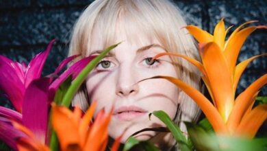 A cantora Hayley Williams, 37, anunciou um show extra no Brasil depois de esgotar os ingressos de da pré-venda, na última segunda-feira (4). A vocalista da banda Paramore trará para São Paulo a turnê solo "The Hayley Williams Show", nos dias 12 e 13 de novembro, no Espaço Unimed, no bairro da Barra Funda.nA venda geral dos shows acontecerá na quarta-feira (6) e já é possível saber as modalidades dos ingressos e os seus valores.nPara quem quiser assistir à estadunidense, os ingressos online deverão ser comprados na Eventim e custarão:nnPista – R$ 282,50 (meia-entrada) | R$ 565,00 (inteira)nPista Premium – R$ 432,50 (meia-entrada) | R$ 865,00 (inteira)nMezanino – R$ 472,50 (meia-entrada) | R$ 945,00 (inteira)nCamarote A – R$ 497,50 (meia-entrada) | R$ 995,00 (inteira)nCamarote B – R$ 497,50 (meia-entrada) | R$ 995,00 (inteira)nnÉ possível comprar os ingressos no ponto de vendas físico do Espaço Unimed, na rua Tagipuru, 795, Barra Funda, em São Paulo (SP), a partir de 6 de maio. Já a partir de 7 de maio, os fãs poderão adquirir os ingressos no Allianz Parque, na rua Palestra Itália, 200, Portão A, em Perdizes, São Paulo (SP).nOs pontos de venda físicos funcionam de terça a sábado, das 10h00 às 17h00. Em dias de evento, os ingressos são vendidos apenas para as atrações do dia.nÁlbum solonA turnê de Hayley Williams é a principal divulgação do álbum mais recente da cantora, o "Ego Death at a Bachelorette Party" (2025). O disco foi indicado ao Grammy nas categorias Melhor Álbum de Música Alternativa, Melhor Performance de Rock, com “Mirtazapine”, Melhor Performance de Música Alternativa, com “Parachute” e Melhor Música de Rock, com “Glum".nnhttps://stories.cnnbrasil.com.br/entretenimento/lollapalooza-relembre-10-shows-marcantes-das-edicoes-anteriores/