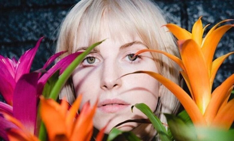 A cantora Hayley Williams, 37, anunciou um show extra no Brasil depois de esgotar os ingressos de da pré-venda, na última segunda-feira (4). A vocalista da banda Paramore trará para São Paulo a turnê solo "The Hayley Williams Show", nos dias 12 e 13 de novembro, no Espaço Unimed, no bairro da Barra Funda.nA venda geral dos shows acontecerá na quarta-feira (6) e já é possível saber as modalidades dos ingressos e os seus valores.nPara quem quiser assistir à estadunidense, os ingressos online deverão ser comprados na Eventim e custarão:nnPista – R$ 282,50 (meia-entrada) | R$ 565,00 (inteira)nPista Premium – R$ 432,50 (meia-entrada) | R$ 865,00 (inteira)nMezanino – R$ 472,50 (meia-entrada) | R$ 945,00 (inteira)nCamarote A – R$ 497,50 (meia-entrada) | R$ 995,00 (inteira)nCamarote B – R$ 497,50 (meia-entrada) | R$ 995,00 (inteira)nnÉ possível comprar os ingressos no ponto de vendas físico do Espaço Unimed, na rua Tagipuru, 795, Barra Funda, em São Paulo (SP), a partir de 6 de maio. Já a partir de 7 de maio, os fãs poderão adquirir os ingressos no Allianz Parque, na rua Palestra Itália, 200, Portão A, em Perdizes, São Paulo (SP).nOs pontos de venda físicos funcionam de terça a sábado, das 10h00 às 17h00. Em dias de evento, os ingressos são vendidos apenas para as atrações do dia.nÁlbum solonA turnê de Hayley Williams é a principal divulgação do álbum mais recente da cantora, o "Ego Death at a Bachelorette Party" (2025). O disco foi indicado ao Grammy nas categorias Melhor Álbum de Música Alternativa, Melhor Performance de Rock, com “Mirtazapine”, Melhor Performance de Música Alternativa, com “Parachute” e Melhor Música de Rock, com “Glum".nnhttps://stories.cnnbrasil.com.br/entretenimento/lollapalooza-relembre-10-shows-marcantes-das-edicoes-anteriores/