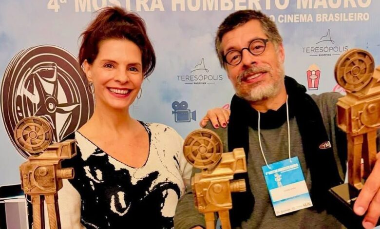 O ator Daniel Alvim, 52, fez uma homenagem nas redes sociais neste domingo (24) para a esposa, a atriz Helena Ranaldi, que está completando 60 anos.n"Te admiro e admiro a maneira como você conduz a vida: leve e paradoxalmente intensa. Profunda. Filha, mãe, atenta a tudo e a todos. Mulher forte, atriz, superprodutora, superprotetora, superdelicada. Supermulher, que cuida. Você é linda em tudo. Linda. Aprendo todos os dias tendo você ao meu lado. Foi sorte no amor! Vai com tudo para o seu próximo ano", escreveu.nnDaniel também refletiu sobre a origem do nome da amada. De acordo com ele, Helena significa “a reluzente”, “a resplandecente” ou “a que brilha como o sol”.n"É um nome feminino de origem grega, derivado da palavra hélê, que quer dizer 'raio de sol' ou 'tocha'", refletiu.nHelena e Daniel estão juntos desde 2015.nEle foi casado com a atriz Mel Lisboa entre 2004 e 2008 e já teve relacionamentos com as atrizes Paula Burlamaqui e Débora Falabella.nJá Helena foi casada com o diretor de televisão Ricardo Waddington, com quem teve um filho. Antes de se casar com Daniel, viveu romances com o músico Max Sette e os atores Marcelo Novaes e Allan Souza Lima.nnnnnnnnnnnnnVer essa foto no InstagramnnnnnnnnnnnnnnnnnnnnnnnUm post compartilhado por DanielAlvim (@danielalvim)nnnnhttps://stories.cnnbrasil.com.br/entretenimento/luan-santana-se-declara-para-esposa-em-aniversario/