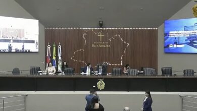 A Aleam (Assembleia Legislativa do Amazonas) elegeu Roberto Cidade (União) governador do Amazonas em sessão nesta segunda-feira (4). A chapa, formada junto com o deputado Serafim Fernandes Corrêa (PSB) na vaga de vice, foi eleita por unanimidade, com 24 votos.nA posse está marcada para a tarde de hoje, às 18h no horário de Brasília (17h no horário do estado).nnCidade estava à frente do governo de forma interina desde 5 de abril, após a renúncia do ex-governador Wilson Lima (União) e do então vice, Tadeu de Souza (PP).nEntão deputado estadual, o novo governador cumpria o segundo mandato como presidente da Aleam. Antes de ser eleito para assembleia, foi vereador em Manaus.nNascido na capital amazonense, Cidade, 39, é bacharel em Administração e em Gestão Pública.n*Publicado por Renata Souza