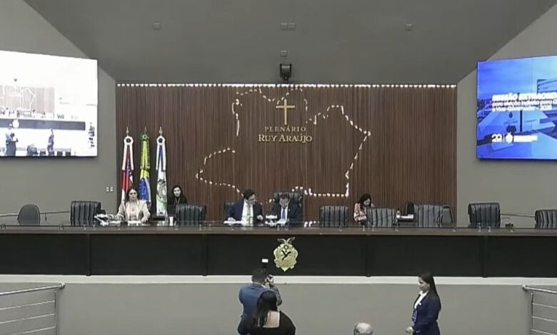 A Aleam (Assembleia Legislativa do Amazonas) elegeu Roberto Cidade (União) governador do Amazonas em sessão nesta segunda-feira (4). A chapa, formada junto com o deputado Serafim Fernandes Corrêa (PSB) na vaga de vice, foi eleita por unanimidade, com 24 votos.nA posse está marcada para a tarde de hoje, às 18h no horário de Brasília (17h no horário do estado).nnCidade estava à frente do governo de forma interina desde 5 de abril, após a renúncia do ex-governador Wilson Lima (União) e do então vice, Tadeu de Souza (PP).nEntão deputado estadual, o novo governador cumpria o segundo mandato como presidente da Aleam. Antes de ser eleito para assembleia, foi vereador em Manaus.nNascido na capital amazonense, Cidade, 39, é bacharel em Administração e em Gestão Pública.n*Publicado por Renata Souza