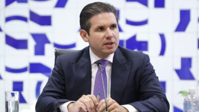 A comissão especial da Câmara dos Deputados que analisa a proposta do fim da escala 6x1 deverá começar seminários sobre a redução da jornada de trabalho nos estados pela Paraíba.nSegundo parlamentares, a expectativa é de que João Pessoa receba o primeiro debate já na próxima quinta-feira (7), com a presença do presidente Hugo Motta (Republicanos-PB).nA escolha por iniciar os debates no estado de Motta teria sido acordada diretamente com o presidente da Câmara, que tem acelerado a tramitação do texto na Casa.nnO plano de trabalho da comissão especial, que prevê essa e outras agendas fora de Brasília, será votado nesta terça-feira (5), às 14h.nAlém de João Pessoa, Belo Horizonte (MG) e São Paulo (SP) também devem receber os debates sobre a mudança na escala de trabalho ainda no mês de maio.nPor enquanto, a previsão é de que o presidente da Câmara participe apenas da discussão em seu estado, onde tentará ser reeleito para mais um mandato de deputado federal em outubro.nTrâmite aceleradonNesta sexta-feira (1º), dia do Trabalhador, o presidente da Câmara dos Deputados, convocou sessões adicionais de plenário, incluindo segunda-feira (4) e sexta-feira (8), para acelerar a análise da proposta sobre o fim da jornada de trabalho 6x1.nAs sessões extras visam permitir que o texto seja votado ainda no mês de maio na comissão e no plenário da Câmara. Motta tem feito da pauta sua principal bandeira dentro da Casa e quer deixar sua digital na aprovação da proposta neste ano eleitoral, assim como o Palácio do Planalto.nTambém no dia 1º de maio, o presidente Luiz Inácio Lula da Silva (PT) defendeu uma escala de cinco dias de trabalho com dois dias de folga semanais, sem redução de salário, durante pronunciamento oficial na rede nacional de rádio e televisão.nO governo federal chegou a encaminhar ao Congresso Nacional um projeto de lei com pedido de urgência para implantar a escala 5x2. Entretanto, o presidente da Câmara deu encaminhamento à tramitação de duas PECs: uma apresentada por Reginaldo Lopes (PT-MG) e outra pela deputada Erika Hilton (PSOL-MG).nhttps://www.youtube.com/watch?v=8WFujT-4BaA
