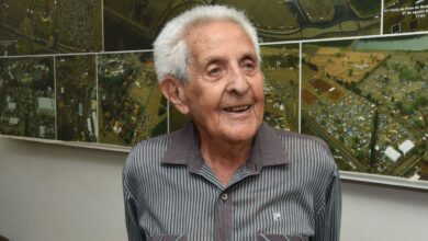 José Brandão Tupynambá, conhecido como Tupy, morreu aos 98 anos neste domingo (3), de acordo com uma publicação nas redes sociais de Os Independentes, que organiza a Festa do Peão de Barretos.nEle foi um dos fundadores do rodeio, que aconteceu em 1956, e era o último do grupo responsável pela criação do evento que ainda estava vivo.nn"Figura fundamental na história de Os Independentes e da festa, Tupy também presidiu o então clube nos anos de 1963 e 1964. Sua dedicação, visão e amor pela cultura sertaneja ajudaram a construir e consolidar um dos maiores eventos do país", diz a legenda.nTupynambá recebeu o título de cidadão honorário de Barretos, em 2025, quando a Festa do Peão de Barretos comemorou 70 anos de existência.n"Respeitado como cidadão e como amigo, Tupy, além de ser um dos grandes fundadores da Festa, foi uma pessoa essencial na nossa história de desenvolvimento. Seu legado, sua visão, seu senso crítico, seu humor e companheirismo serão sempre lembrados e celebrados", cita o comunicado.nO velório será realizado a partir das 9h, no Velório Municipal, em Barretos. O sepultamento está marcado para as 16h, no Cemitério Municipal de Barretos.nnnnnnnnnnnnnVer essa foto no InstagramnnnnnnnnnnnnnnnnnnnnnnnUm post compartilhado por Festa do Peão de Barretos (@festadopeaodebarretos_oficial)nnnnhttps://stories.cnnbrasil.com.br/entretenimento/festa-do-peao-de-barretos-relembre-todos-os-embaixadores-da-historia/