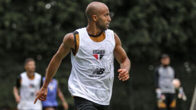 O meia-atacante Lucas Moura passou por cirurgia na manhã desta segunda-feira (4) para corrigir a ruptura completa do tendão calcâneo da perna direita sofrida no jogo contra o Bahia no último domingo (3).nSegundo o São Paulo, o procedimento foi bem sucedido e Lucas deve ter alta nesta terça-feira (5). Depois disso, o jogador vai permanecer em casa, em repouso, antes de iniciar a fisioterapia.nnLucas, que voltava de lesão no jogo entre São Paulo e Bahia após sofrer fraturas em duas costelas, entrou em campo aos 18 minutos do segundo tempo, mas acabou deixando o gramado pouco mais de 20 minutos depois. Aos 42, o jogador caiu no gramado e começou a chorar com muita dor na perna direita, sendo substituído.nDepois de deixar o estádio Cícero de Souza Marques, em Bragança Paulista (SP), Lucas Moura passou por exames de imagem que constataram a ruptura completa do tendão de Aquiles da perna direita. O São Paulo não conta mais com o jogador para o restante da temporada.nhttps://stories.cnnbrasil.com.br/esportes/sao-paulo-obtem-vitoria-judicial-e-assegura-indenizacao-de-r-792-mil/