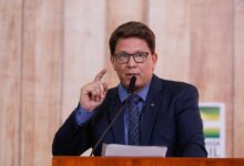 O deputado federal Mário Frias (PL-SP) negou ao STF (Supremo Tribunal Federal) que tenha usado emendas parlamentares para financiar o filme "Dark Horse", cinebiografia do ex-presidente Jair Bolsonaro (PL). Em manifestação enviada ao ministro Flávio Dino, Frias afirmou que os recursos tiveram fim social e pediu o arquivamento da petição apresentada pela deputada Tabata Amaral (PSB-SP).nO documento foi protocolado depois da ofensiva do STF para localizar o parlamentar. Na semana passada, Dino determinou que a Câmara esclarecesse o paradeiro de Frias após dificuldades para intimá-lo no processo que apura a destinação de R$ 2 milhões em emendas parlamentares ao Instituto Conhecer Brasil.nnEm resposta ao Supremo, a Câmara informou que Frias viajou ao exterior sem aprovação formal da Casa. Segundo o ofício enviado ao STF, os requerimentos de viagem ao Bahrein e aos Estados Unidos "ainda estão em apreciação", mesmo que o deputado já tenha viajado.nNa petição ao STF, Tabata apontou suspeitas de irregularidades nas emendas e possível ligação entre entidades beneficiadas e a produção do filme sobre Bolsonaro. Por isso, Dino mandou Frias prestar esclarecimentos sobre a execução dos recursos.nA defesa sustenta que as emendas não eram "emendas Pix", mas transferências com finalidade definida e previstas na Constituição, com objeto específico registrado no sistema Transferegov.nSegundo o parlamentar, os recursos foram destinados a projetos de inclusão digital, letramento tecnológico, empreendedorismo e atividades esportivas voltadas a crianças e adolescentes em situação de vulnerabilidade social.n"Não há, nos Autos, uma única prova sequer de que esses recursos tenham sido desviados para qualquer produção cinematográfica. A alegação é puramente especulativa e baseada em uma suposta associação ilícita entre pessoas jurídicas que, segundo a denunciante, 'compartilham endereço'", diz Frias.nA manifestação cita pareceres técnicos da Câmara dos Deputados. Em documento enviado ao STF, a Advocacia da Câmara afirmou que não identificou irregularidades na apresentação das emendas analisadas e que houve compatibilidade entre os objetos das verbas e os instrumentos de execução firmados com a ONG.nA nota técnica da Consultoria de Orçamento e Fiscalização Financeira da Câmara, porém, ressalta que a prestação de contas da entidade ainda está em andamento e que caberá à ONG comprovar a aplicação efetiva dos recursos.nhttps://youtu.be/qjFhehZWF8k