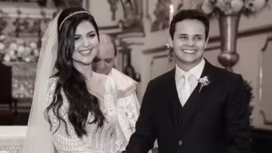 O cantor Matheus Aleixo, 31, dupla de Kauan, contou nas redes sociais neste sábado (2) que seu casamento de 14 anos com Paula Aires chegou ao fim. Após o anúncio, a mãe de dois filhos publicou uma indireta em seu perfil, o que fez com que o sertanejo excluísse seu Instagram temporariamente.n"Construímos juntos uma família que nos enche de orgulho e uma trajetória marcada por conquistas que sempre levaremos conosco. Em algum momento, porém, nossos caminhos passaram a seguir direções diferentes. Nossos objetivos individuais já não eram mais os mesmos. O amor não acabou, mas o nosso relacionamento como casal, sim", dizia a publicação inicial.nnApós o anúncio, Paula republicou um texto que comenta sobre as dificuldades de manter um relacionamento com pessoas do meio artístico — por conta de viagens, compromissos e rotina corrida, que leva à ausência.n"E, mesmo sem perceber, tudo isso pode afetar profundamente a estrutura da família. Por isso, é preciso muito amor, maturidade, renúncia e sabedoria para que o pior não aconteça. A família continua sendo a base de tudo. E o casamento não é apenas uma união diante dos homens, mas também algo de grande importância no mundo espiritual. Infelizmente, hoje muitos lutam por sucesso, dinheiro e reconhecimento, mas deixam de lutar pela própria casa", diz o texto.nMatheus, então, publicou um texto que critica os que criam histórias sobre o fim do relacionamento — que, de acordo com ele, vem de pessoas que não estavam por dentro do que estava acontecendo.n“Preciso me reerguer pra tentar encontrar o lugar onde me deixei. Definitivamente aqui não é um lugar seguro! Tudo tem o seu tempo determinado, e há tempo para todo o propósito debaixo do céu. Que Deus esteja comigo", escreveu, e anunciou que ia ficar afastado das redes sociais.nhttps://stories.cnnbrasil.com.br/entretenimento/maiara-e-maraisa-sobre-carreira-apos-marilia-mendonca-honrar-o-legado/