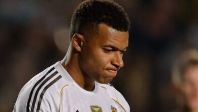 Representantes de Kylian Mbappé reagiram às críticas sofridas pelo atacante, após ele viajar de férias com sua namorada, enquanto se recupera de uma lesão muscular na coxa.n"As críticas se baseiam em uma má interpretação de elementos relacionados a um período de recuperação estritamente supervisionado pelo clube", resumiu o estafe do francês.nnLesionado desde a partida contra o Betis após se lesionar, o atacante foi liberado para não atuar diante do Espanyol — que foi derrotado pelo Real por 2 a 0.nNo entanto, imagens do jogador em viagem durante o período de recuperação repercutiram negativamente. Segundo relatos, Mbappé retornou a Madri poucos minutos antes do início da partida — cerca de 12 minutos — o que ampliou a percepção de falta de comprometimento em um momento crucial da competição.nA situação não caiu bem no vestiário. De acordo com informações da imprensa europeia, incluindo o El Chiringuito e o AS, companheiros de equipe demonstraram irritação ao ver o jogador em atividades de lazer enquanto o grupo se preparava para um jogo decisivo, que poderia influenciar diretamente a disputa pelo título da La Liga.nMbappé, de 27 anos, acumula 41 gols e cinco assistências em 41 jogos. Na última temporada, o ele conseguiu marcar 44 gols e deu cinco assistências em 59 partidas pelos Merengues.nhttps://stories.cnnbrasil.com.br/esportes/joao-gomes-ex-flamengo-pode-trocar-de-clube-na-premier-league/