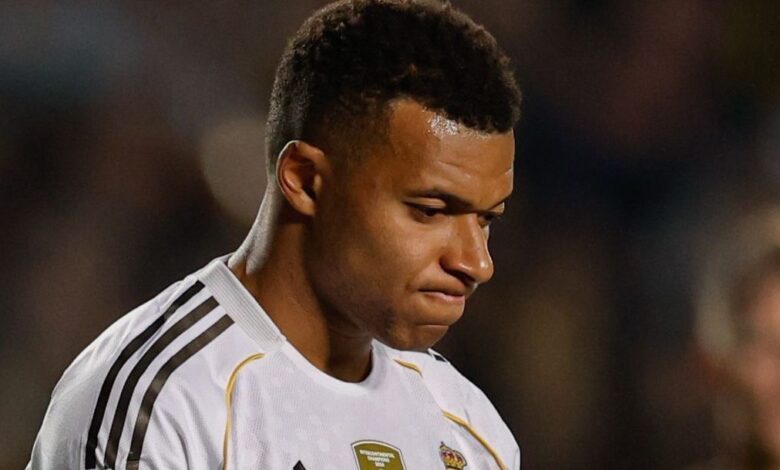 Representantes de Kylian Mbappé reagiram às críticas sofridas pelo atacante, após ele viajar de férias com sua namorada, enquanto se recupera de uma lesão muscular na coxa.n"As críticas se baseiam em uma má interpretação de elementos relacionados a um período de recuperação estritamente supervisionado pelo clube", resumiu o estafe do francês.nnLesionado desde a partida contra o Betis após se lesionar, o atacante foi liberado para não atuar diante do Espanyol — que foi derrotado pelo Real por 2 a 0.nNo entanto, imagens do jogador em viagem durante o período de recuperação repercutiram negativamente. Segundo relatos, Mbappé retornou a Madri poucos minutos antes do início da partida — cerca de 12 minutos — o que ampliou a percepção de falta de comprometimento em um momento crucial da competição.nA situação não caiu bem no vestiário. De acordo com informações da imprensa europeia, incluindo o El Chiringuito e o AS, companheiros de equipe demonstraram irritação ao ver o jogador em atividades de lazer enquanto o grupo se preparava para um jogo decisivo, que poderia influenciar diretamente a disputa pelo título da La Liga.nMbappé, de 27 anos, acumula 41 gols e cinco assistências em 41 jogos. Na última temporada, o ele conseguiu marcar 44 gols e deu cinco assistências em 59 partidas pelos Merengues.nhttps://stories.cnnbrasil.com.br/esportes/joao-gomes-ex-flamengo-pode-trocar-de-clube-na-premier-league/