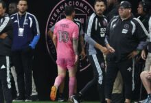 Faltando poucas semanas para o início da Copa do Mundo de 2026, a seleção da Argentina liga o alerta com relação à situação clínica do astro Lionel Messi.nSegundo o jornal "Olé", o craque passa por exames nesta segunda-feira (25) após deixar o campo lesionado, no último domingo (24), na vitória do Inter Miami sobre o Philadelphia Union.nApesar do técnico do time da Flórida, Guillermo Hoyos, acreditar que o Messi estava apenas fadigado por conta do gramado pesado, a publicação argentina diz que o craque estava "um pouco abalado" no vestiário e resolver passar por exames para entender a extensão do problema.n"Ele estava realmente sofrendo de fadiga nesse aspecto; era de fato fadiga. Ele estava cansado, o campo estava pesado e, na dúvida, a abordagem padrão é sempre garantir que você não corra nenhum risco", declarou Hoyos.nArgentina na CopanO técnico da Argentina, Lionel Scaloni, anunciou uma lista de 55 jogadores, incluindo Messi, em 11 de maio. Ele precisará reduzir a lista para 26 antes do prazo final da Fifa, em 1º de junho.nMessi teve um papel fundamental na conquista do tricampeonato mundial pela Argentina, no Catar, há quatro anos. A equipe inicia a defesa do título contra a Argélia, em Kansas City, no dia 16 de junho.nhttps://stories.cnnbrasil.com.br/esportes/geracao-2026-em-sua-ultima-copa-messi-mira-o-bicampeonato-consecutivo/