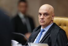 O STF (Supremo Tribunal Federal) articula com o governo federal uma reação institucional à decisão da Justiça dos Estados Unidos de notificar o ministro Alexandre de Moraes por e-mail em processo movido pelo grupo Trump Media e pela plataforma Rumble.nO presidente da corte, ministro Edson Fachin, e outros magistrados mantêm conversas com integrantes do Ministério da Justiça e da AGU (Advocacia-Geral da União) para avaliar mecanismos jurídicos a fim de preservar a autonomia do Supremo e evitar um revés internacional a Moraes.nn&nbsp;nAs conversas com os órgãos do Executivo ocorrem por se tratar da autoridade central brasileira em questões relativas à cooperação jurídica internacional.nAs autoridades, porém, ainda não definiram qual resposta será dada. Caso não seja indicado um advogado para atuar em defesa de Moraes, ele pode ser condenado à revelia.nO processo teve início após as empresas acionarem a Justiça dos EUA sob alegação de que decisões do ministro promoveram censura ilegal contra discursos políticos de usuários das plataformas alinhados à direita brasileira, como o influenciador Allan dos Santos.nNa ação, Rumble e Trump Media dizem que as decisões violaram a Primeira Emenda da Constituição dos Estados Unidos, que protege a liberdade de expressão.nO STJ (Superior Tribunal de Justiça) chegou a negar uma carta rogatória dos EUA que visava a notificação de Moraes. Agora, porém, a Justiça Federal da Flórida autorizou a citação por e-mail, o que destravou o andamento do processo.nNos bastidores, ministros do Supremo avaliam que é importante uma atuação firme do Estado brasileiro e consideram que um revés em território americano confrontaria a regra da legislação brasileira, que prevê que magistrados não respondem por decisões judiciais, apenas por casos como fraude e omissão.nhttps://www.youtube.com/watch?v=HCqoB7ZC5Do