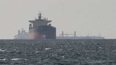 Uma crise “sem precedentes” está se desenrolando para 20.000 marinheiros presos no Golfo Pérsico, alertou um órgão da ONU, já que o fechamento do Estreito de Ormuz deixa as tripulações presas em navios sem uma saída clara.nCom o impasse no Golfo Pérsico se prolongando, os trabalhadores marítimos – muitos deles oriundos de países pobres e em desenvolvimento – encontram-se à deriva no mar, presos entre a pressão comercial dos proprietários das embarcações, as ameaças à segurança representadas por drones e minas marítimas, e a limitada proteção legal.n“É uma situação sem precedentes”, disse Damien Chevallier, diretor da OMI, (Divisão de Segurança Marítima da Organização Marítima Internacional) da ONU, em entrevista à CNN. “Temos cerca de 20 mil marinheiros no Golfo há quase oito semanas. É uma crise humanitária. Nunca enfrentamos uma situação como esta.”nO alerta expõe a gravidade da situação enfrentada pelas tripulações.nMuitas não conseguem atracar em nenhum dos lados do Golfo Pérsico: os portos iranianos representam riscos de zona de guerra, enquanto as restrições de visto e os obstáculos logísticos nos países árabes que margeiam a costa sul do Golfo dificultam o desembarque de muitos marinheiros.nA saída marítima – pelo Estreito de Ormuz – permanece efetivamente fechada.nnComo a situação chegou a esse ponto?nDesde o início da guerra, o Irã tem procurado impor novas regras de navegação no Golfo Pérsico, permitindo que embarcações de países ditos "amigos" passem pelo estreito em troca de taxas.nEm resposta, o governo Trump tomou medidas para impor um bloqueio naval visando navios que entram ou saem de portos iranianos e alertou as empresas de transporte marítimo de que elas poderiam enfrentar sanções se pagassem essas taxas.nAs medidas concorrentes criaram um impasse que praticamente paralisou o tráfego através desse ponto estratégico, com apenas algumas embarcações transitando pela hidrovia diariamente, em comparação com mais de cem em condições normais.nCentenas de embarcações estão agora buscando uma saída da área devastada pela guerra.n“Cerca de 800 a 1.000 embarcações gostariam de navegar pelo Estreito de Ormuz para se deslocar da área”, disse Chevallier.nUm desses casos é o do Aurora, um petroleiro alvo de sanções, ligado à frota clandestina de embarcações iranianas usadas para transportar petróleo em desafio às sanções americanas.nEm entrevista à CNN no mês passado, integrantes da tripulação disseram que ficaram presos a bordo por semanas após o início da guerra e solicitaram repatriação depois que o dono do navio os pressionou a navegar até o Irã para buscar petróleo, apesar dos crescentes riscos.nA tripulação do navio, composta inteiramente por cidadãos indianos, descreveu o agravamento das condições a bordo, incluindo a escassez de alimentos e água potável.nManoj Yadav, um organizador sindical da Forward Seamen's Union of India, sindicato que representa os marinheiros indianos em meio a condições de trabalho exploratórias, disse que a situação era grave.n“A tripulação está enfrentando escassez de suprimentos básicos”, disse ele à CNN na época. “Eles querem voltar para casa. A situação neste navio não é boa.”nnCasos de trabalho forçado são comuns em embarcaçõesnDe acordo com a ITF (Federação Internacional dos Trabalhadores em Transportes), um sindicato global que representa os marinheiros em todo o mundo, o caso do Aurora está longe de ser isolado.n“Não se trata apenas de repatriação, mas de abandono”, disse Mohamed Arrachedi, coordenador da rede de bandeiras de conveniência da ITF para o mundo árabe e o Irã. “Alguns marinheiros não recebem pagamento há oito ou até mesmo 11 meses.”nnArrachedi descreveu relatos generalizados de intimidação e pressão por parte dos proprietários de navios.n“Há muitos casos de intimidação. Alguns armadores simplesmente ficam furiosos”, disse ele. “Tenho casos em que marinheiros são ameaçados verbalmente.”nA tripulação do Aurora alega ter sido ameaçada com a retenção de salários e advertida sobre "sérias consequências" caso se recusasse a navegar até o Irã e carregar petróleo.n"Ele disse que estávamos sequestrando seu navio... sabotando seu navio", disse um integrante da tripulação à CNN, descrevendo as acusações feitas pelo proprietário da embarcação.nA CNN entrou em contato com a administração do navio para obter um comentário, mas não recebeu resposta.nA tripulação afirmou ter solicitado repetidamente o desembarque e a repatriação, um direito protegido pelo direito marítimo internacional, inclusive em situações em que a segurança esteja comprometida, mas que seus pedidos foram negados.n“Apesar dos repetidos pedidos, a empresa se recusou a providenciar nossa saída ou repatriação”, escreveram eles em um relatório de incidente do dia 13 de março para a autoridade marítima do Reino Unido, a UKMTO (United Kingdom Maritime Trade Operations), analisado pela CNN.nn“Estamos efetivamente presos a bordo em condições inseguras.”nEsses temores têm se tornado cada vez mais realidade. Pelo menos 10 marinheiros foram mortos em ataques a navios desde o início da guerra com o Irã, de acordo com a OMI (Organização Marítima Internacional).n“Tenho casos em que marinheiros me dizem que estão dormindo vestidos, por precaução, caso sejam atacados”, disse Arrechedi. “As famílias estão ansiosas, perguntando-nos o que está acontecendo.”nEm 13 de março, enquanto estava ancorado na costa dos Emirados Árabes Unidos, o navio Aurora foi atingido por drones, de acordo com integrantes da tripulação e imagens de segurança analisadas pela CNN.n“Estava tudo completamente escuro”, disse outro integrante da tripulação. “De repente, houve uma explosão. E então vimos destroços espalhados por toda parte.”nUm vídeo mostra uma explosão atravessando o convés perto da ponte, quase atingindo um marinheiro que estava trabalhando. As imagens também mostram danos em um dos botes salva-vidas da embarcação, o que pode torná-la incompatível com as normas internacionais de segurança marítima.nNo relatório de incidente enviado à UKMTO, os integrantes da tripulação descreveram o ataque como uma ameaça imediata à vida.nnn“Um cadete de convés escapou por pouco da morte durante o turno de vigia na ponte”, afirma o relatório.nO navio finalmente atravessou o Estreito de Ormuz rumo a Omã em 14 de abril, segundo dados de rastreamento marítimo, horas antes do prazo estipulado por Trump para impor um bloqueio aos portos iranianos.nApós semanas à deriva no mar, alguns marinheiros a bordo do Aurora finalmente receberam permissão para deixar o navio.nSegundo um marinheiro que pediu anonimato para evitar represálias, sete marinheiros foram dispensados ​​e substituídos por uma nova tripulação paquistanesa. Ele disse que eles voaram de Omã para a Índia entre 26 e 27 de abril.nPara as autoridades marítimas e os grupos de trabalhadores, o caso Aurora é apenas um exemplo de uma crise muito mais ampla que se desenrola em todo o Golfo.nO capitão Isdik Alam, um marinheiro que trabalha a bordo de outro navio no Golfo Pérsico, descreveu à CNN as condições precárias em outras embarcações encalhadas na região.nEle afirmou que algumas equipes foram obrigadas a reutilizar a água dos sistemas de ar condicionado para lavar roupas e, em alguns casos, até mesmo para preparar alimentos.n“Não conseguimos lavar nossas roupas nem tomar banho”, disse ele. “Eles estão coletando água dos ralos do ar-condicionado só para se lavar e sobreviver.”nAlam descreveu um crescente sentimento de abandono entre os marinheiros apanhados na crise.n“Ninguém se importa com os marinheiros”, disse ele. “Com cessar-fogo ou sem cessar-fogo, isso não nos interessa.”nEmbora os marinheiros sejam treinados para suportar condições adversas no mar, ele afirmou que a ameaça que enfrentam agora é fundamentalmente diferente.n“Eu não sou um guerreiro. Sou um marinheiro”, disse ele. “Não tenho medo do mar… tenho medo de mísseis e ataques.”nhttps://youtu.be/9wLQ6SW-vEc