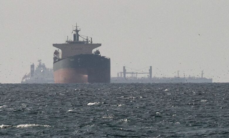Uma crise “sem precedentes” está se desenrolando para 20.000 marinheiros presos no Golfo Pérsico, alertou um órgão da ONU, já que o fechamento do Estreito de Ormuz deixa as tripulações presas em navios sem uma saída clara.nCom o impasse no Golfo Pérsico se prolongando, os trabalhadores marítimos – muitos deles oriundos de países pobres e em desenvolvimento – encontram-se à deriva no mar, presos entre a pressão comercial dos proprietários das embarcações, as ameaças à segurança representadas por drones e minas marítimas, e a limitada proteção legal.n“É uma situação sem precedentes”, disse Damien Chevallier, diretor da OMI, (Divisão de Segurança Marítima da Organização Marítima Internacional) da ONU, em entrevista à CNN. “Temos cerca de 20 mil marinheiros no Golfo há quase oito semanas. É uma crise humanitária. Nunca enfrentamos uma situação como esta.”nO alerta expõe a gravidade da situação enfrentada pelas tripulações.nMuitas não conseguem atracar em nenhum dos lados do Golfo Pérsico: os portos iranianos representam riscos de zona de guerra, enquanto as restrições de visto e os obstáculos logísticos nos países árabes que margeiam a costa sul do Golfo dificultam o desembarque de muitos marinheiros.nA saída marítima – pelo Estreito de Ormuz – permanece efetivamente fechada.nnComo a situação chegou a esse ponto?nDesde o início da guerra, o Irã tem procurado impor novas regras de navegação no Golfo Pérsico, permitindo que embarcações de países ditos "amigos" passem pelo estreito em troca de taxas.nEm resposta, o governo Trump tomou medidas para impor um bloqueio naval visando navios que entram ou saem de portos iranianos e alertou as empresas de transporte marítimo de que elas poderiam enfrentar sanções se pagassem essas taxas.nAs medidas concorrentes criaram um impasse que praticamente paralisou o tráfego através desse ponto estratégico, com apenas algumas embarcações transitando pela hidrovia diariamente, em comparação com mais de cem em condições normais.nCentenas de embarcações estão agora buscando uma saída da área devastada pela guerra.n“Cerca de 800 a 1.000 embarcações gostariam de navegar pelo Estreito de Ormuz para se deslocar da área”, disse Chevallier.nUm desses casos é o do Aurora, um petroleiro alvo de sanções, ligado à frota clandestina de embarcações iranianas usadas para transportar petróleo em desafio às sanções americanas.nEm entrevista à CNN no mês passado, integrantes da tripulação disseram que ficaram presos a bordo por semanas após o início da guerra e solicitaram repatriação depois que o dono do navio os pressionou a navegar até o Irã para buscar petróleo, apesar dos crescentes riscos.nA tripulação do navio, composta inteiramente por cidadãos indianos, descreveu o agravamento das condições a bordo, incluindo a escassez de alimentos e água potável.nManoj Yadav, um organizador sindical da Forward Seamen's Union of India, sindicato que representa os marinheiros indianos em meio a condições de trabalho exploratórias, disse que a situação era grave.n“A tripulação está enfrentando escassez de suprimentos básicos”, disse ele à CNN na época. “Eles querem voltar para casa. A situação neste navio não é boa.”nnCasos de trabalho forçado são comuns em embarcaçõesnDe acordo com a ITF (Federação Internacional dos Trabalhadores em Transportes), um sindicato global que representa os marinheiros em todo o mundo, o caso do Aurora está longe de ser isolado.n“Não se trata apenas de repatriação, mas de abandono”, disse Mohamed Arrachedi, coordenador da rede de bandeiras de conveniência da ITF para o mundo árabe e o Irã. “Alguns marinheiros não recebem pagamento há oito ou até mesmo 11 meses.”nnArrachedi descreveu relatos generalizados de intimidação e pressão por parte dos proprietários de navios.n“Há muitos casos de intimidação. Alguns armadores simplesmente ficam furiosos”, disse ele. “Tenho casos em que marinheiros são ameaçados verbalmente.”nA tripulação do Aurora alega ter sido ameaçada com a retenção de salários e advertida sobre "sérias consequências" caso se recusasse a navegar até o Irã e carregar petróleo.n"Ele disse que estávamos sequestrando seu navio... sabotando seu navio", disse um integrante da tripulação à CNN, descrevendo as acusações feitas pelo proprietário da embarcação.nA CNN entrou em contato com a administração do navio para obter um comentário, mas não recebeu resposta.nA tripulação afirmou ter solicitado repetidamente o desembarque e a repatriação, um direito protegido pelo direito marítimo internacional, inclusive em situações em que a segurança esteja comprometida, mas que seus pedidos foram negados.n“Apesar dos repetidos pedidos, a empresa se recusou a providenciar nossa saída ou repatriação”, escreveram eles em um relatório de incidente do dia 13 de março para a autoridade marítima do Reino Unido, a UKMTO (United Kingdom Maritime Trade Operations), analisado pela CNN.nn“Estamos efetivamente presos a bordo em condições inseguras.”nEsses temores têm se tornado cada vez mais realidade. Pelo menos 10 marinheiros foram mortos em ataques a navios desde o início da guerra com o Irã, de acordo com a OMI (Organização Marítima Internacional).n“Tenho casos em que marinheiros me dizem que estão dormindo vestidos, por precaução, caso sejam atacados”, disse Arrechedi. “As famílias estão ansiosas, perguntando-nos o que está acontecendo.”nEm 13 de março, enquanto estava ancorado na costa dos Emirados Árabes Unidos, o navio Aurora foi atingido por drones, de acordo com integrantes da tripulação e imagens de segurança analisadas pela CNN.n“Estava tudo completamente escuro”, disse outro integrante da tripulação. “De repente, houve uma explosão. E então vimos destroços espalhados por toda parte.”nUm vídeo mostra uma explosão atravessando o convés perto da ponte, quase atingindo um marinheiro que estava trabalhando. As imagens também mostram danos em um dos botes salva-vidas da embarcação, o que pode torná-la incompatível com as normas internacionais de segurança marítima.nNo relatório de incidente enviado à UKMTO, os integrantes da tripulação descreveram o ataque como uma ameaça imediata à vida.nnn“Um cadete de convés escapou por pouco da morte durante o turno de vigia na ponte”, afirma o relatório.nO navio finalmente atravessou o Estreito de Ormuz rumo a Omã em 14 de abril, segundo dados de rastreamento marítimo, horas antes do prazo estipulado por Trump para impor um bloqueio aos portos iranianos.nApós semanas à deriva no mar, alguns marinheiros a bordo do Aurora finalmente receberam permissão para deixar o navio.nSegundo um marinheiro que pediu anonimato para evitar represálias, sete marinheiros foram dispensados ​​e substituídos por uma nova tripulação paquistanesa. Ele disse que eles voaram de Omã para a Índia entre 26 e 27 de abril.nPara as autoridades marítimas e os grupos de trabalhadores, o caso Aurora é apenas um exemplo de uma crise muito mais ampla que se desenrola em todo o Golfo.nO capitão Isdik Alam, um marinheiro que trabalha a bordo de outro navio no Golfo Pérsico, descreveu à CNN as condições precárias em outras embarcações encalhadas na região.nEle afirmou que algumas equipes foram obrigadas a reutilizar a água dos sistemas de ar condicionado para lavar roupas e, em alguns casos, até mesmo para preparar alimentos.n“Não conseguimos lavar nossas roupas nem tomar banho”, disse ele. “Eles estão coletando água dos ralos do ar-condicionado só para se lavar e sobreviver.”nAlam descreveu um crescente sentimento de abandono entre os marinheiros apanhados na crise.n“Ninguém se importa com os marinheiros”, disse ele. “Com cessar-fogo ou sem cessar-fogo, isso não nos interessa.”nEmbora os marinheiros sejam treinados para suportar condições adversas no mar, ele afirmou que a ameaça que enfrentam agora é fundamentalmente diferente.n“Eu não sou um guerreiro. Sou um marinheiro”, disse ele. “Não tenho medo do mar… tenho medo de mísseis e ataques.”nhttps://youtu.be/9wLQ6SW-vEc