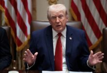 O presidente dos EUA, Donald Trump, se recusou a dizer se o cessar-fogo entre os EUA e o Irã permanece em vigor nesta segunda-feira (4), após ambos os lados se atacarem no Estreito de Ormuz.nPressionado pelo apresentador de rádio Hugh Hewitt sobre se a trégua com o Irã havia "acabado" e se os ataques poderiam ser retomados já na noite de segunda-feira, Trump disse a Hewitt: "Bem, não posso lhe dizer isso".n"Se eu respondesse a essa pergunta, você diria que este homem não é inteligente o suficiente para ser presidente", disse Trump.nnMais cedo, nesta segunda-feira, em entrevista à Fox News, Trump alertou as forças iranianas de que seriam "varridos da face da Terra" se tentassem atacar navios americanos no estreito ou no Golfo Pérsico.nMais tarde na entrevista, ele insistiu que a guerra com o Irã, "militarmente... está essencialmente terminada".nhttps://www.youtube.com/watch?v=aZ2zTZOvKxknAtaques em OrmuznMais cedo, nesta segunda-feira, Trump afirmou que os Estados Unidos derrubaram “sete pequenas” embarcações iranianas depois que Teerã disparou contra vários navios no Estreito de Ormuz.nEle acrescentou que “nenhum dano” foi registrado como resultado dos ataques iranianos, exceto em uma embarcação sul-coreana.n“O Irã fez alguns disparos contra nações não relacionadas no que diz respeito ao movimento de navios, o PROJETO LIBERDADE, incluindo um navio cargueiro sul-coreano. Talvez seja hora de a Coreia do Sul vir e se juntar à missão! Derrubamos sete pequenas embarcações ou, como eles gostam de chamá-las, barcos ‘rápidos’. É tudo o que lhes resta”, disse Trump.n“Além do navio sul-coreano, até o momento não houve danos na travessia pelo Estreito”, acrescentou Trump.nMais cedo, nesta segunda-feira, o chefe do Comando Central dos EUA, almirante Bradley Cooper, disse a repórteres que as forças armadas dos EUA “destruíram” seis pequenas embarcações iranianas no Estreito de Ormuz.nO “Projeto Liberdade” é um esforço para apoiar “navios mercantes que buscam transitar livremente” pela passagem, embora não envolva escoltas militares formais. A iniciativa inclui destróieres com mísseis guiados, mais de 100 aeronaves baseadas em terra e no mar, plataformas não tripuladas de múltiplos domínios e 15 mil militares, de acordo com um comunicado do Comando Central dos EUA.nTrump também anunciou que o chefe do Estado-Maior Conjunto, general Dan Caine, e o secretário de Defesa, Pete Hegseth, realizarão uma coletiva de imprensa amanhã pela manhã.nA CNN informou anteriormente que uma explosão e um incêndio ocorreram nesta segunda-feira em uma embarcação ligada à Coreia do Sul no Estreito de Ormuz, segundo um porta-voz do Ministério das Relações Exteriores sul-coreano.nhttps://stories.cnnbrasil.com.br/internacional/por-que-o-estreito-de-ormuz-e-tao-importante-para-a-economia-do-mundo/