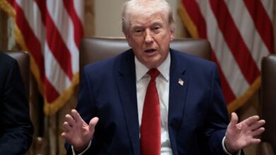 O presidente dos EUA, Donald Trump, se recusou a dizer se o cessar-fogo entre os EUA e o Irã permanece em vigor nesta segunda-feira (4), após ambos os lados se atacarem no Estreito de Ormuz.nPressionado pelo apresentador de rádio Hugh Hewitt sobre se a trégua com o Irã havia "acabado" e se os ataques poderiam ser retomados já na noite de segunda-feira, Trump disse a Hewitt: "Bem, não posso lhe dizer isso".n"Se eu respondesse a essa pergunta, você diria que este homem não é inteligente o suficiente para ser presidente", disse Trump.nnMais cedo, nesta segunda-feira, em entrevista à Fox News, Trump alertou as forças iranianas de que seriam "varridos da face da Terra" se tentassem atacar navios americanos no estreito ou no Golfo Pérsico.nMais tarde na entrevista, ele insistiu que a guerra com o Irã, "militarmente... está essencialmente terminada".nhttps://www.youtube.com/watch?v=aZ2zTZOvKxknAtaques em OrmuznMais cedo, nesta segunda-feira, Trump afirmou que os Estados Unidos derrubaram “sete pequenas” embarcações iranianas depois que Teerã disparou contra vários navios no Estreito de Ormuz.nEle acrescentou que “nenhum dano” foi registrado como resultado dos ataques iranianos, exceto em uma embarcação sul-coreana.n“O Irã fez alguns disparos contra nações não relacionadas no que diz respeito ao movimento de navios, o PROJETO LIBERDADE, incluindo um navio cargueiro sul-coreano. Talvez seja hora de a Coreia do Sul vir e se juntar à missão! Derrubamos sete pequenas embarcações ou, como eles gostam de chamá-las, barcos ‘rápidos’. É tudo o que lhes resta”, disse Trump.n“Além do navio sul-coreano, até o momento não houve danos na travessia pelo Estreito”, acrescentou Trump.nMais cedo, nesta segunda-feira, o chefe do Comando Central dos EUA, almirante Bradley Cooper, disse a repórteres que as forças armadas dos EUA “destruíram” seis pequenas embarcações iranianas no Estreito de Ormuz.nO “Projeto Liberdade” é um esforço para apoiar “navios mercantes que buscam transitar livremente” pela passagem, embora não envolva escoltas militares formais. A iniciativa inclui destróieres com mísseis guiados, mais de 100 aeronaves baseadas em terra e no mar, plataformas não tripuladas de múltiplos domínios e 15 mil militares, de acordo com um comunicado do Comando Central dos EUA.nTrump também anunciou que o chefe do Estado-Maior Conjunto, general Dan Caine, e o secretário de Defesa, Pete Hegseth, realizarão uma coletiva de imprensa amanhã pela manhã.nA CNN informou anteriormente que uma explosão e um incêndio ocorreram nesta segunda-feira em uma embarcação ligada à Coreia do Sul no Estreito de Ormuz, segundo um porta-voz do Ministério das Relações Exteriores sul-coreano.nhttps://stories.cnnbrasil.com.br/internacional/por-que-o-estreito-de-ormuz-e-tao-importante-para-a-economia-do-mundo/