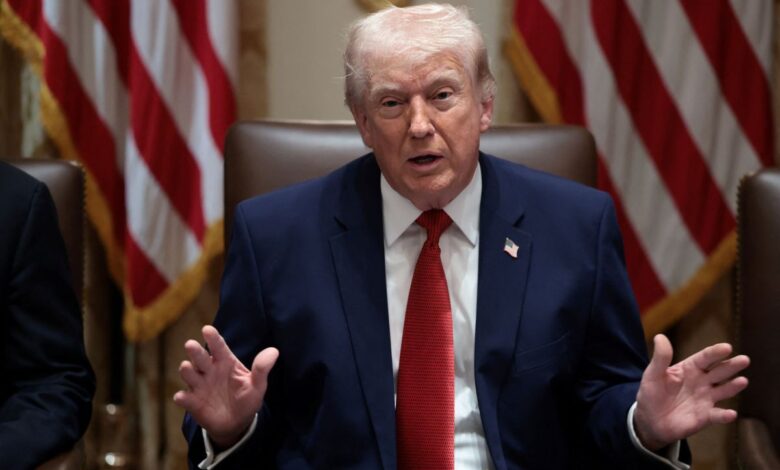 O presidente dos EUA, Donald Trump, se recusou a dizer se o cessar-fogo entre os EUA e o Irã permanece em vigor nesta segunda-feira (4), após ambos os lados se atacarem no Estreito de Ormuz.nPressionado pelo apresentador de rádio Hugh Hewitt sobre se a trégua com o Irã havia "acabado" e se os ataques poderiam ser retomados já na noite de segunda-feira, Trump disse a Hewitt: "Bem, não posso lhe dizer isso".n"Se eu respondesse a essa pergunta, você diria que este homem não é inteligente o suficiente para ser presidente", disse Trump.nnMais cedo, nesta segunda-feira, em entrevista à Fox News, Trump alertou as forças iranianas de que seriam "varridos da face da Terra" se tentassem atacar navios americanos no estreito ou no Golfo Pérsico.nMais tarde na entrevista, ele insistiu que a guerra com o Irã, "militarmente... está essencialmente terminada".nhttps://www.youtube.com/watch?v=aZ2zTZOvKxknAtaques em OrmuznMais cedo, nesta segunda-feira, Trump afirmou que os Estados Unidos derrubaram “sete pequenas” embarcações iranianas depois que Teerã disparou contra vários navios no Estreito de Ormuz.nEle acrescentou que “nenhum dano” foi registrado como resultado dos ataques iranianos, exceto em uma embarcação sul-coreana.n“O Irã fez alguns disparos contra nações não relacionadas no que diz respeito ao movimento de navios, o PROJETO LIBERDADE, incluindo um navio cargueiro sul-coreano. Talvez seja hora de a Coreia do Sul vir e se juntar à missão! Derrubamos sete pequenas embarcações ou, como eles gostam de chamá-las, barcos ‘rápidos’. É tudo o que lhes resta”, disse Trump.n“Além do navio sul-coreano, até o momento não houve danos na travessia pelo Estreito”, acrescentou Trump.nMais cedo, nesta segunda-feira, o chefe do Comando Central dos EUA, almirante Bradley Cooper, disse a repórteres que as forças armadas dos EUA “destruíram” seis pequenas embarcações iranianas no Estreito de Ormuz.nO “Projeto Liberdade” é um esforço para apoiar “navios mercantes que buscam transitar livremente” pela passagem, embora não envolva escoltas militares formais. A iniciativa inclui destróieres com mísseis guiados, mais de 100 aeronaves baseadas em terra e no mar, plataformas não tripuladas de múltiplos domínios e 15 mil militares, de acordo com um comunicado do Comando Central dos EUA.nTrump também anunciou que o chefe do Estado-Maior Conjunto, general Dan Caine, e o secretário de Defesa, Pete Hegseth, realizarão uma coletiva de imprensa amanhã pela manhã.nA CNN informou anteriormente que uma explosão e um incêndio ocorreram nesta segunda-feira em uma embarcação ligada à Coreia do Sul no Estreito de Ormuz, segundo um porta-voz do Ministério das Relações Exteriores sul-coreano.nhttps://stories.cnnbrasil.com.br/internacional/por-que-o-estreito-de-ormuz-e-tao-importante-para-a-economia-do-mundo/