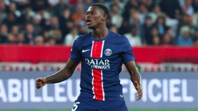Nuno Mendes, lateral do Paris Saint-Germain, ultrapassou um registo de Cristiano Ronaldo em números de jogos na Champions League. Nuno Mendes atingiu os 50 jogos da maior competição europeia do calendário diante do Bayern Munique, em partida válida pela semifinal.nCom 23 anos e 313 dias, ele ultrapassou Cristiano Ronaldo, que atingiu essa marca aos 24 anos e 83 dias, em 2009 e tornou-se o português com a melhor marca.nO lateral fez todos esses 50 jogos vestindo a camisa do PSG, clube que defende desde 2021.nnNuno Mendes 👏nYoungest Portuguese player to reach 50 Champions League appearances 🇵🇹#UCL pic.twitter.com/vy8qhCofKSn— UEFA Champions League (@ChampionsLeague) May 4, 2026nn&nbsp;nnnnnnO atleta mais jovem a atingir essa marca foi o inglês Jude Bellingham, com 22 anos e 128 dias pelo Real Madrid.nNuno Mendes soma 39 jogos em todas as competições nesta temporada, com seis gols e sete assistências.nnnhttps://stories.cnnbrasil.com.br/esportes/uefa-suspende-prestianni-por-seis-jogos-apos-caso-de-racismo-contra-vini-jr/nhttps://www.youtube.com/watch?v=FOQJxRtqI5g