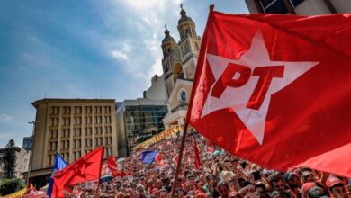 O PT (Partido dos Trabalhadores) deve lançar 12 candidatos a governos estaduais nas eleições de 2026 e firmar alianças nos demais estados, segundo dirigentes que negociam os palanques. Em parte do país, a sigla apoiará nomes do centrão, como MDB, PSD e União Brasil.nO presidente Luiz Inácio Lula da Silva terá palanques do PT em São Paulo, Espírito Santo, Mato Grosso do Sul, Distrito Federal, Bahia, Ceará, Rio Grande do Norte, Piauí, Rondônia e Roraima. Em Goiás e Maranhão, a candidatura é provável, mas ainda não definida.nO cenário mais incerto é o do Maranhão, onde o partido ainda avalia se lança a pré-candidatura do vice-governador Felipe Camarão (PT) ou se opta por uma aliança. Entre as possibilidades está o apoio ao ex-prefeito de São Luís, Eduardo Braide (PSD).nnEm Goiás, também há incerteza. Enquanto uma série de petistas se apresentam como pré-candidatos, nas últimas semanas, se cogitou, por exemplo, uma composição com o ex-governador Marconi Perillo (PSDB). As conversas não avançaram.nEm 2022, o PT teve 13 candidatos; em 2018, 16. Assim, novamente, o número de candidatos da sigla cairá em 2026.nNa região Sul, por exemplo, a legenda não terá candidato. No Rio Grande do Sul, apoiará Juliana Brizola (PDT); em Santa Catarina, Gervásio Merisio (PSB) e no Paraná, Requião Filho (PDT).nA legenda estará ao lado do MDB em Alagoas e no Pará; do PSD, no Rio de Janeiro, Sergipe e Tocantins; e do União Brasil, no Amapá.nhttps://youtu.be/lfvHgQfNsjc