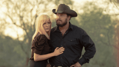A Paramount+ divulgou nesta terça-feira (5) o trailer oficial da série "Rancho Dutton", novo spin-off de "Yellowstone". A produção chegará à plataforma de streaming no dia 15 de maio com os dois primeiros episódios.nAmbientada em Rio Paloma, no Texas, a produção acompanha Beth e Rip, interpretados por Kelly Reilly e Cole Hauser, em um novo capítulo de suas vidas. Nas primeiras imagens, vemos o casal se perguntando se será possível sobreviver no sul do Texas e encarando diversas reviravoltas no novo lar.nnSegundo a sinopse oficial, enquanto Beth e Rip lutam para construir um futuro juntos, longe dos fantasmas de Yellowstone, eles se deparam com novas realidades e um rancho rival disposto a tudo para proteger o próprio império.nAlém dos protagonistas, o elenco ainda conta com novos nomes e atores já conhecidos pelo público, como Ed Harris, Annette Bening, Finn Little, Juan Pablo Raba, Jai Courtney, J.R. Villarreal, Marc Menchaca e Natalie Alyn Lind.nAssista ao trailer oficial de "Rancho Dutton", spin-off de "Yelowstone"nhttps://www.youtube.com/watch?v=qgb0HI4geBIn*Sob supervisão de Gabriela Maraccini, da CNN Brasilnhttps://stories.cnnbrasil.com.br/entretenimento/yellowstone-chega-ao-fim-conheca-os-spin-offs-e-o-que-esta-por-vir/