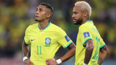Raphinha voltou a defender a presença de Neymar na Copa do Mundo de 2026. Em entrevista à TV Globo, o atacante do Barcelona afirmou que o camisa 10 é peça-chave para a Seleção Brasileira na busca pelo hexacampeonato.n“Neymar é o cara do hexa, para mim é o Neymar. Acho que a gente tem que ter o entendimento de quem ele é pro futebol brasileiro. E, estando bem fisicamente, ele é um cara muito importante, que pode ajudar a gente a conquistar esse campeonato”, afirmou.nnA declaração reforça o respaldo interno ao craque, que não atua pela Seleção desde outubro de 2023, quando sofreu uma grave lesão no joelho em partida contra o Uruguai, pelas Eliminatórias. Desde então, o retorno do jogador ao time nacional tem sido pauta recorrente entre atletas e comissão técnica.nRaphinha também destacou a relação pessoal com Neymar e o papel do camisa 10 na integração de novos jogadores ao elenco. “É o cara que me acolheu dentro da Seleção, me abraçou como se já me conhecesse há muito tempo. Deu confiança pra eu poder jogar no futebol. Me abraçou de verdade”, disse.nO atacante já havia manifestado publicamente o desejo de ver Neymar no Mundial. Após atuação de destaque pelo Barcelona na Liga dos Campeões, em março, voltou a elogiar o ídolo e ressaltou sua capacidade de decidir jogos grandes.nEnquanto isso, Neymar tenta retomar o ritmo no Santos. Na atual temporada, soma sete participações em gols em 11 partidas, com quatro gols e três assistências.nA lista final de convocados para a Copa do Mundo de 2026 será anunciada por Carlo Ancelotti no próximo dia 18 de maio.nhttps://stories.cnnbrasil.com.br/esportes/brasil-faz-pior-ciclo-pre-copa-de-toda-a-historia-veja-detalhes/