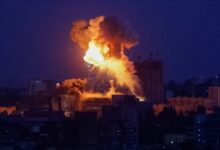 A Rússia afirmou, nesta segunda-feira (25), que pretende lançar "ataques sistemáticos" contra alvos em Kiev ligados aos militares do país, bem como centros de tomada de decisão, e pediu que estrangeiros deixem a cidade, um dia após um de seus mais intensos bombardeios à capital ucraniana desde o início da guerra.nMas o ministro das Relações Exteriores da Ucrânia, Andrii Sybiha, pediu aos aliados de Kiev que não cedam à "chantagem russa". E o chefe da missão da União Europeia na cidade afirmou que o bloco de 27 países "não vai a lugar nenhum".nSegundo um comunicado do Ministério das Relações Exteriores da Rússia, o chanceler russo, Sergei Lavrov, disse ao secretário de Estado americano, Marco Rubio, que os ataques iminentes eram "uma resposta aos contínuos ataques terroristas do regime de Kiev" contra civis na Rússia.nnO comunicado afirma que as Forças Armadas da Rússia "estão iniciando ataques sistemáticos contra instalações localizadas em Kiev que são utilizadas para as necessidades das Forças Armadas da Ucrânia, bem como contra centros onde as decisões correspondentes estão sendo tomadas".nUm comunicado anterior do Ministério das Relações Exteriores da Rússia pediu aos estrangeiros em Kiev, incluindo diplomatas, que deixem a cidade o mais rápido possível.nA Rússia citou o que descreveu como um ataque deliberado com drones na última sexta-feira contra um dormitório estudantil na região de Luhansk, no leste da Ucrânia, controlada pela Rússia.nAs Forças Armadas da Ucrânia negaram as acusações russas e afirmaram ter atacado uma unidade de comando de drones de elite na região.nEm Kiev, equipes de resgate trabalharam nas consequências dos ataques de domingo, que, segundo as autoridades, deixaram duas pessoas mortas e 91 feridas.nMoscou lançou um míssil hipersônico Oreshnik perto de Kiev – seu terceiro uso dessa arma com capacidade nuclear em mais de quatro anos de guerra.nhttps://www.youtube.com/watch?v=KFNhdrWrgNwnA ministra das Relações Exteriores da Ucrânia, Sybiha, escreveu nas redes sociais: "Estamos discutindo com nossos parceiros que não há necessidade de ceder a essa chantagem russa."nA chefe da missão da UE em Kiev, Katarina Mathernova, afirmou que o alerta russo tem o objetivo de semear o pânico.n"A Rússia quer medo. Pânico. Isolamento da Ucrânia. Isso não vai funcionar", disse ela nas redes sociais. "A UE não vai a lugar nenhum. Ficaremos em Kiev. Ficaremos com a Ucrânia."nO presidente Volodymyr Zelensky afirmou que cerca de 300 locais em Kiev foram danificados nos ataques do fim de semana, incluindo um museu recém-inaugurado dedicado ao desastre nuclear de Chernobyl, em 1986.n"Até hoje, não há uma única sala no Museu Nacional de Chernobyl que não tenha sido destruída", disse a diretora do museu, Vitalina Martynovska.nMais de 70 diplomatas estrangeiros prestaram suas homenagens às vítimas dos ataques em Kiev, visitando na segunda-feira o bairro de Lukyanivka, que foi severamente danificado.nUcrânia e Rússia continuam troca de ataquesnEntretanto, a Ucrânia continuou seus próprios ataques contra a infraestrutura e os ativos industriais russos.nNa região de Belgorod, na Rússia, um homem morreu e outro ficou ferido em um ataque com mísseis e drones que também interrompeu o fornecimento de energia e água, disseram autoridades locais no Telegram.nQuatro pessoas foram mortas na cidade de Horlivka, no leste da Ucrânia, controlada pela Rússia, informou o prefeito Ivan Prikhodko pelo Telegram, atribuindo a culpa a um ataque ucraniano.nEm território controlado pela Ucrânia, duas pessoas foram mortas e 16 ficaram feridas em ataques russos ao longo de 24 horas na região sul de Kherson, disse o governador regional Oleksandr Prokudin no Telegram.nnEm um ataque com mísseis nesta segunda-feira contra a cidade de Derhachi, perto de Kharkiv, a segunda maior cidade da Ucrânia, duas pessoas morreram e mais de 20 ficaram feridas, disseram as autoridades.nOutras 14 pessoas ficaram feridas na região sudeste de Dnipropetrovsk, disseram as autoridades. Os serviços de emergência informaram que drones atacaram um prédio de apartamentos de nove andares na cidade de Pavlohrad.nO governador da região leste de Donetsk, Vadym Filashkin, disse que 12 pessoas ficaram feridas em Kramatorsk, uma cidade na linha de frente.nA Reuters não conseguiu verificar as informações de forma independente. A Rússia e a Ucrânia negam ter atacado civis deliberadamente desde a invasão russa ao seu país vizinho em fevereiro de 2022.nA mediação dos EUA não conseguiu intermediar o fim da guerra. Cada lado acusa o outro de tentar intensificar o conflito, e a Ucrânia planeja enviar reforços para suas regiões do norte para conter o que considera planos russos para uma nova ofensiva.nZelensky afirmou que a Ucrânia havia feito poucos progressos com os Estados Unidos na expansão da produção de defesas antimísseis. Ele também reiterou que Kiev estava "esperando novas medidas diplomáticas" de Washington.nhttps://stories.cnnbrasil.com.br/internacional/por-que-donetsk-e-ponto-de-discordia-para-encerrar-guerra-na-ucrania/