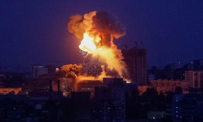 A Rússia afirmou, nesta segunda-feira (25), que pretende lançar "ataques sistemáticos" contra alvos em Kiev ligados aos militares do país, bem como centros de tomada de decisão, e pediu que estrangeiros deixem a cidade, um dia após um de seus mais intensos bombardeios à capital ucraniana desde o início da guerra.nMas o ministro das Relações Exteriores da Ucrânia, Andrii Sybiha, pediu aos aliados de Kiev que não cedam à "chantagem russa". E o chefe da missão da União Europeia na cidade afirmou que o bloco de 27 países "não vai a lugar nenhum".nSegundo um comunicado do Ministério das Relações Exteriores da Rússia, o chanceler russo, Sergei Lavrov, disse ao secretário de Estado americano, Marco Rubio, que os ataques iminentes eram "uma resposta aos contínuos ataques terroristas do regime de Kiev" contra civis na Rússia.nnO comunicado afirma que as Forças Armadas da Rússia "estão iniciando ataques sistemáticos contra instalações localizadas em Kiev que são utilizadas para as necessidades das Forças Armadas da Ucrânia, bem como contra centros onde as decisões correspondentes estão sendo tomadas".nUm comunicado anterior do Ministério das Relações Exteriores da Rússia pediu aos estrangeiros em Kiev, incluindo diplomatas, que deixem a cidade o mais rápido possível.nA Rússia citou o que descreveu como um ataque deliberado com drones na última sexta-feira contra um dormitório estudantil na região de Luhansk, no leste da Ucrânia, controlada pela Rússia.nAs Forças Armadas da Ucrânia negaram as acusações russas e afirmaram ter atacado uma unidade de comando de drones de elite na região.nEm Kiev, equipes de resgate trabalharam nas consequências dos ataques de domingo, que, segundo as autoridades, deixaram duas pessoas mortas e 91 feridas.nMoscou lançou um míssil hipersônico Oreshnik perto de Kiev – seu terceiro uso dessa arma com capacidade nuclear em mais de quatro anos de guerra.nhttps://www.youtube.com/watch?v=KFNhdrWrgNwnA ministra das Relações Exteriores da Ucrânia, Sybiha, escreveu nas redes sociais: "Estamos discutindo com nossos parceiros que não há necessidade de ceder a essa chantagem russa."nA chefe da missão da UE em Kiev, Katarina Mathernova, afirmou que o alerta russo tem o objetivo de semear o pânico.n"A Rússia quer medo. Pânico. Isolamento da Ucrânia. Isso não vai funcionar", disse ela nas redes sociais. "A UE não vai a lugar nenhum. Ficaremos em Kiev. Ficaremos com a Ucrânia."nO presidente Volodymyr Zelensky afirmou que cerca de 300 locais em Kiev foram danificados nos ataques do fim de semana, incluindo um museu recém-inaugurado dedicado ao desastre nuclear de Chernobyl, em 1986.n"Até hoje, não há uma única sala no Museu Nacional de Chernobyl que não tenha sido destruída", disse a diretora do museu, Vitalina Martynovska.nMais de 70 diplomatas estrangeiros prestaram suas homenagens às vítimas dos ataques em Kiev, visitando na segunda-feira o bairro de Lukyanivka, que foi severamente danificado.nUcrânia e Rússia continuam troca de ataquesnEntretanto, a Ucrânia continuou seus próprios ataques contra a infraestrutura e os ativos industriais russos.nNa região de Belgorod, na Rússia, um homem morreu e outro ficou ferido em um ataque com mísseis e drones que também interrompeu o fornecimento de energia e água, disseram autoridades locais no Telegram.nQuatro pessoas foram mortas na cidade de Horlivka, no leste da Ucrânia, controlada pela Rússia, informou o prefeito Ivan Prikhodko pelo Telegram, atribuindo a culpa a um ataque ucraniano.nEm território controlado pela Ucrânia, duas pessoas foram mortas e 16 ficaram feridas em ataques russos ao longo de 24 horas na região sul de Kherson, disse o governador regional Oleksandr Prokudin no Telegram.nnEm um ataque com mísseis nesta segunda-feira contra a cidade de Derhachi, perto de Kharkiv, a segunda maior cidade da Ucrânia, duas pessoas morreram e mais de 20 ficaram feridas, disseram as autoridades.nOutras 14 pessoas ficaram feridas na região sudeste de Dnipropetrovsk, disseram as autoridades. Os serviços de emergência informaram que drones atacaram um prédio de apartamentos de nove andares na cidade de Pavlohrad.nO governador da região leste de Donetsk, Vadym Filashkin, disse que 12 pessoas ficaram feridas em Kramatorsk, uma cidade na linha de frente.nA Reuters não conseguiu verificar as informações de forma independente. A Rússia e a Ucrânia negam ter atacado civis deliberadamente desde a invasão russa ao seu país vizinho em fevereiro de 2022.nA mediação dos EUA não conseguiu intermediar o fim da guerra. Cada lado acusa o outro de tentar intensificar o conflito, e a Ucrânia planeja enviar reforços para suas regiões do norte para conter o que considera planos russos para uma nova ofensiva.nZelensky afirmou que a Ucrânia havia feito poucos progressos com os Estados Unidos na expansão da produção de defesas antimísseis. Ele também reiterou que Kiev estava "esperando novas medidas diplomáticas" de Washington.nhttps://stories.cnnbrasil.com.br/internacional/por-que-donetsk-e-ponto-de-discordia-para-encerrar-guerra-na-ucrania/
