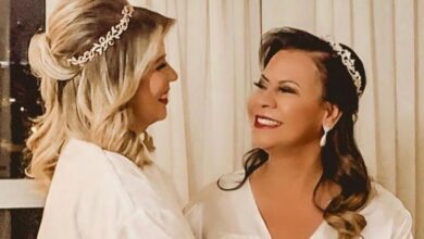 Ruth Moreira, mãe da cantora Marília Mendonça (1995-2021), publicou um vídeo nas redes sociais neste domingo (3) mostrando que encontrou um cabelo da artista em sua roupa e fez uma reflexão sobre luto.n"Um fio de cabelo da minha menina, que esse ano faz cinco anos que partiu. Fico com meu coração quentinho quando encontro um fio de cabelo dela; é como se ela estivesse pertinho de mim, como se ela dissesse: 'mãe, continue. Está tudo bem aqui onde estou'. Não conseguimos expressar o luto com palavras, o quão grande é a dor. Aprendemos a conviver com o luto, mas ele não passa. Fico muito feliz quando encontro um pedacinho de cabelo dela, sinto meu coração bem quentinho", disse.nnO acidente que vitimou Marília Mendonça ocorreu em 5 de novembro de 2021, em Piedade de Caratinga, Minas Gerais. A cantora estava a caminho de um show quando o avião bimotor, um Beechcraft King Air C90A, caiu a poucos quilômetros do aeroporto de destino.nAssista ao vídeonnA mãe da Marília Mendonça mostrou que encontrou um fio de cabelo dela nas roupas que estavam guardadas no guarda roupa. 😭😭 pic.twitter.com/bQQ2M7i1fhn— Nando Malfin (@nandomalfin) May 3, 2026nnhttps://stories.cnnbrasil.com.br/entretenimento/sucessos-de-marilia-mendonca-devem-faturar-pelo-menos-ate-2092/