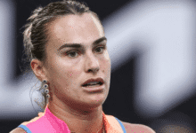 As jogadoras boicotarão Roland Garros se a premiação do Grand Slam não for aumentada, afirmou nesta terça-feira (5) a número um do mundo, Aryna Sabalenka.nA ameaça da bielorrussa surge em meio a uma acirrada disputa entre jogadoras e organizadores de Roland Garros sobre a distribuição da premiação, apesar do torneio deste ano oferecer um aumento de 9,5%, totalizando 61,7 milhões de euros (R$ 356,8 milhões).nnDiversas tenistas da elite divulgaram um comunicado na segunda (4) afirmando que receberão uma premiação que provavelmente ainda será inferior a 15% da receita do torneio, bem abaixo dos 22% exigidos para equiparar a premiação aos eventos de 1000 da ATP e da WTA.nQuestionada sobre até onde as jogadoras poderiam levar suas reivindicações, Sabalenka disse aos repórteres no Aberto da Itália: "Acho que em algum momento vamos boicotar o torneio, sim. Sinto que essa será a única maneira de lutar pelos nossos direitos. Vamos ver até onde podemos chegar, se será preciso que as jogadoras boicotem... Algumas coisas, eu acho, são realmente injustas para as jogadoras. Acho que em algum momento chegaremos a esse ponto."nNo entanto, a número um do mundo demonstrou otimismo em relação às negociações em andamento.n"Espero sinceramente que, com todas as negociações que estamos tendo, cheguemos a uma decisão correta, a uma conclusão que agrade a todos", acrescentou.nnA Reuters entrou em contato com a Federação Francesa de Tênis para comentar o assunto.nO aumento de 5,4 milhões de euros (R$ 31,2 milhões) na premiação em comparação com 2025 ainda deixa Roland Garros atrás de seus rivais do Grand Slam.nO US Open ofereceu US$ 90 milhões no ano passado (R$ 520 milhões), enquanto Wimbledon pagou 53,5 milhões de libras (R$ 358,5 milhões) e o Australian Open um valor recorde de A$ 111,5 milhões (R$ 396 milhões) este ano.nSabalenka afirmou que os jogadores merecem uma premiação maior.n"Quando você vê os números e o valor que os jogadores estão recebendo... sinto que a responsabilidade é nossa. Sinto que sem nós não haveria torneio e nem entretenimento", acrescentou Sabalenka.n"Com certeza merecemos uma porcentagem maior do pagamento. O que posso dizer?"