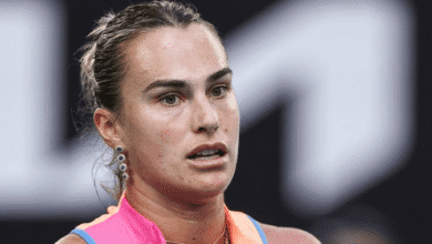 As jogadoras boicotarão Roland Garros se a premiação do Grand Slam não for aumentada, afirmou nesta terça-feira (5) a número um do mundo, Aryna Sabalenka.nA ameaça da bielorrussa surge em meio a uma acirrada disputa entre jogadoras e organizadores de Roland Garros sobre a distribuição da premiação, apesar do torneio deste ano oferecer um aumento de 9,5%, totalizando 61,7 milhões de euros (R$ 356,8 milhões).nnDiversas tenistas da elite divulgaram um comunicado na segunda (4) afirmando que receberão uma premiação que provavelmente ainda será inferior a 15% da receita do torneio, bem abaixo dos 22% exigidos para equiparar a premiação aos eventos de 1000 da ATP e da WTA.nQuestionada sobre até onde as jogadoras poderiam levar suas reivindicações, Sabalenka disse aos repórteres no Aberto da Itália: "Acho que em algum momento vamos boicotar o torneio, sim. Sinto que essa será a única maneira de lutar pelos nossos direitos. Vamos ver até onde podemos chegar, se será preciso que as jogadoras boicotem... Algumas coisas, eu acho, são realmente injustas para as jogadoras. Acho que em algum momento chegaremos a esse ponto."nNo entanto, a número um do mundo demonstrou otimismo em relação às negociações em andamento.n"Espero sinceramente que, com todas as negociações que estamos tendo, cheguemos a uma decisão correta, a uma conclusão que agrade a todos", acrescentou.nnA Reuters entrou em contato com a Federação Francesa de Tênis para comentar o assunto.nO aumento de 5,4 milhões de euros (R$ 31,2 milhões) na premiação em comparação com 2025 ainda deixa Roland Garros atrás de seus rivais do Grand Slam.nO US Open ofereceu US$ 90 milhões no ano passado (R$ 520 milhões), enquanto Wimbledon pagou 53,5 milhões de libras (R$ 358,5 milhões) e o Australian Open um valor recorde de A$ 111,5 milhões (R$ 396 milhões) este ano.nSabalenka afirmou que os jogadores merecem uma premiação maior.n"Quando você vê os números e o valor que os jogadores estão recebendo... sinto que a responsabilidade é nossa. Sinto que sem nós não haveria torneio e nem entretenimento", acrescentou Sabalenka.n"Com certeza merecemos uma porcentagem maior do pagamento. O que posso dizer?"
