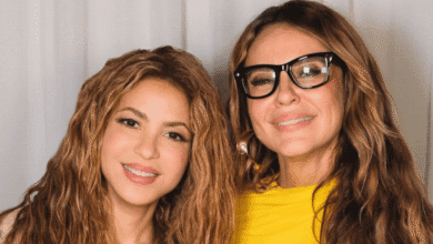 A atriz Paolla Oliveira, 44, publicou nesta terça-feira (5) um registro de seu encontro com a cantora Shakira, 49, no Rio de Janeiro, no último sábado (2).nEm uma sequência de vídeos publicados no Instagram, a brasileira mostra os bastidores com cliques dela se arrumando para o encontro e, posteriormente, curtindo o show. Na filmagem do encontro, Paola escreveu: "Você foi com a onça no show da loba".nnSorridentes, ambas artistas latinas conversaram um pouco, posaram para fotos e logo depois a atriz seguiu para a praia de Copacabana, onde tirou fotos com fãs e aproveitou o show da colombiana junto a amigos.nAlguns minutos depois, Paolla ainda compartilhou com seus seguidores um vídeo em que aparece cochilando brevemente antes da apresentação. "Aquela dormidinha antes do show. Quem nunca?", brincou ela.nn🎥| ENCONTRO DA ONÇA COM A LOBA! Em parceria com Rayban, Paolla registrou o encontro com Shakira antes do seu show em Copacabana. Lindas demais 😍 pic.twitter.com/ZjgFtndFJXn— QG PAOLLA OLIVEIRA (@QGPaolla) May 5, 2026nnShakira no Todo Mundo no RionShakira se apresentou como atração principal no megashow gratuito Todo Mundo No Rio na noite do último sábado (2). Com dez trocas de roupa no palco e diversos convidados brasileiros, incluindo Caetano Veloso, Anitta, Maria Bethânia e Ivete Sangalo, a colombiana atraiu 2 milhões de pessoas à orla de Copacabana.nA artista iniciou sua apresentação com "La Fuerte", canção lançada em 2024 e uma parceria com o DJ argentino Bizarrap. Em seguida, Shakira deu sequência ao show com "Girl Like Me", parceria com o grupo Black Eyed Peas.nAo longo da noite, grandes hits como "Waka Waka", "Las de la Intuición", "Estoy Aqui" e "Empire" também apareceram no setlist. Com Anitta, Shakira aproveitou para performar "Choka Choka", parceria recém-lançada das duas cantoras latinas.nRelembre os melhores momentos do show de Shakira no Rionn*Sob supervisão de Fernanda Pinottinhttps://stories.cnnbrasil.com.br/entretenimento/shakira-diz-a-cnn-que-latinos-nos-eua-sofrem-injustica-e-precisam-se-unir/n&nbsp;
