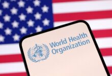 Autoridades responsáveis por liderar pesquisas dos Estados Unidos sobre ameaças de doenças infeccionas foram impedidas de se comunicar diretamente com a OMS (Organização Mundial da Saúde), de acordo com documentos e múltiplas fontes que falaram à CNN. nEfetivamente, isso excluiu alguns deles das discussões globais sobre surtos de vírus.nO governo de Donald Trump emitiu a diretiva que impede indivíduos do Niaid (Instituto Nacional de Alergia e Doenças Infecciosas dos EUA, na sigla em inglês) de se comunicarem com a OMS.nA subagência federal de saúde foi liderada por décadas pelo doutor Anthony Fauci e supervisionou o desenvolvimento de tratamentos para emergências de saúde pública, incluindo HIV/AIDS e Covid-19.nnEssa proibição permanece em vigor em meio a um surto de hantavírus ao qual alguns americanos foram expostos.nAs restrições de comunicação foram ligeiramente relaxadas na última semana, à medida que outro surto de vírus — uma epidemia de Ebola em desenvolvimento centrada na República Democrática do Congo — se intensificou.nAgora, alguns integrantes do Niaid podem participar de reuniões virtuais da OMS, mas apenas em pequenos grupos e em "capacidade de escuta", de acordo com um e-mail de 18 de maio de um alto funcionário do instituto que foi enviado para a equipe, ao qual a CNN teve acesso.nQualquer acompanhamento dessas reuniões seria feito pelo Departamento de Saúde e Serviços Humanos, agência-mãe do Niaid.n"Operaremos da mesma forma para o Ebola como temos feito para o Hantavírus, reunindo um pequeno grupo de especialistas — não mais do que três — para participar", dizia o e-mail.n"Caso tenhamos perguntas legítimas de pesquisa ou ideias para testes de contramedidas, podemos apresentá-las por meio da cadeia de comando adequada", adicionava o texto.nAs restrições prejudicam a cooperação rápida com contrapartes globais, avaliaram diversos funcionários e ex-funcionários da área de saúde. Uma das fontes classificou a situação como algo inédito durante emergências de saúde pública.nRecuo dos EUA de participação em fóruns de saúdenA diretriz faz parte de um recuo mais amplo da administração Trump da participação em fóruns globais de saúde — os EUA se retiraram da OMS em janeiro, por determinação do presidente, uma medida amplamente criticada por autoridades de saúde pública.nAlém disso, muitas agências de saúde dos EUA operam atualmente com chefes interinos.nEntre os cargos vagos estão o diretor da agência de doenças infecciosas; o cirurgião-geral; o chefe da FDA (Food and Drug Administration); o secretário adjunto de saúde; e o chefe dos CDC (Centros de Controle e Prevenção de Doenças) — um vácuo de liderança que observadores dizem ser sem precedentes.nUm porta-voz do Departamento de Saúde e Serviços Humanos dos Estados Unidos afirmou que o órgão "se envolve com a OMS para apoiar o compartilhamento de informações e a coordenação durante surtos de doenças infecciosas" por meio do CDC — que está presente nos surtos de doenças — e está "totalmente equipado para proteger os americanos e mitigar riscos".n"Equipes em todo o departamento coordenam as principais áreas de resposta, incluindo rastreamento de contatos, diagnósticos e contramedidas médicas, para evitar duplicação e reduzir a confusão nos esforços de resposta a surtos", disse o porta-voz.nVácuo de liderança na saúdenQuando passageiros americanos de um navio de cruzeiro afetado por um surto de hantavírus desembarcaram no Nebraska, foi o secretário-assistente de Saúde, Brian Christine, quem foi enviado ao hospital de Omaha, onde os pacientes estavam sendo monitorados.nChristine não está no comando da resposta do governo ao hantavírus, mas foi enviado como o rosto público da administração federal porque um funcionário de saúde de nível mais alto não estava disponível, de acordo com uma fonte.nNo início deste mês, Trump indicou seus terceiros candidatos tanto para cirurgião-geral quanto para diretor do CDC.nO cargo de cirurgião-geral — comumente conhecido como o médico da nação — nunca foi preenchido neste governo. O único diretor confirmado do CDC serviu por menos de um mês.nÉ improvável que os cargos sejam preenchidos em breve. A documentação para confirmação pelo Senado ainda não foi protocolada para nenhum dos dois, e não há plano imediato para levar os indicados a audiências na Casa legislativa, de acordo com pessoas familiarizadas com a logística.nA FDA perdeu seu comissário neste mês, e vários altos funcionários do CDC deixaram a agência no ano passado e não foram substituídos.nO fato de tudo isso acontecer ao mesmo tempo é um momento sem precedentes para a liderança nacional de saúde, disse o doutor. Dan Jernigan, ex-funcionário do CDC que renunciou após o secretário de Saúde dos EUA, Robert F. Kennedy Jr., destituir a doutora Susan Monarez, a única diretora da agência confirmada deste governo, no último mês de agosto.n"Em meus 31 anos no CDC" não houve um momento como este, afirmou Jernigan, observando que uma série de outros cargos de alto escalão também estão vagos.nAs restrições impostas ao Niaid chegam em um momento em que o departamento também está sem liderança.nO instituto havia sido dirigido por um diretor interino, o patologista doutor Jeffery Taubenberger, desde abril de 2025 — mas dois senadores democratas revelaram em uma audiência na semana passada que ele havia deixado o cargo. O departamento de Saúde dos EUA recusou-se a comentar sobre a saída de Taubenberger.nQuestionado sobre as vagas de liderança, o porta-voz do departamento afirmou que a agência fez um progresso "histórico" no último ano e que o departamento de saúde "aguarda com expectativa a rápida confirmação dos atuais indicados".nCadeias de resposta rompidasnA cooperação limitada com a OMS é um resquício da frustração de Trump e dos republicanos com a forma como a organização lidou com a pandemia de Covid-19, disse Jeremy Konyndyk, presidente da Refugees International e ex-funcionário do Departamento de Estado nos governos Obama e Biden.nAs cadeias de comunicação que existiam anteriormente, mas que agora foram eliminadas, teriam alertado as autoridades de saúde dos EUA mais cedo sobre a crise do Ebola em desenvolvimento, pontuou Konyndyk.n"Temos lideranças de saúde pública neste país agora que descartaram a maioria das instituições de saúde global", ressaltou ele.nAo mesmo tempo, várias das organizações médicas presentes na República Democrática do Congo e nos países vizinhos foram gravemente prejudicadas.nElas eram anteriormente financiadas pela US Agency for International Development, uma divisão do Departamento de Estado que foi desmantelada em meio aos cortes abrangentes realizados pelo Doge (Department of Government Efficiency) no ano passado.n"Se houvesse múltiplos parceiros de saúde do governo dos EUA identificando agrupamentos de febre hemorrágica viral inexplicável, eles teriam encaminhado isso pela cadeia hierárquica", comentou.n"Exceto que eles realmente não tinham mais ninguém para quem encaminhar isso na hierarquia", disse Konyndyk.nUm alto funcionário do Departamento de Estado rejeitou o argumento de que a retirada dos EUA da OMS, os cortes de financiamento americanos ou o desmantelamento da USAID teriam prejudicado a identificação ou a resposta ao surto de Ebola.nO secretário de Estado Marco Rubio culpou diversas vezes a OMS por não ter alertado o público sobre o surto de Ebola mais cedo.nNa semana passada, a agência da ONU elevou sua avaliação do nível de risco do surto de Ebola de "alto" para "muito alto" na República Democrática do Congo. O risco internacional permanece baixo.nNenhum caso foi registrado nos EUA, mas voos com destino ao território americano transportando passageiros que estiveram recentemente na região afetada pelo Ebola devem, dependendo do horário de partida, pousar em um de três aeroportos selecionados para triagem:nno Aeroporto Internacional Dulles, próximo a Washingtonno George Bush Intercontinental, em Houstonnou o Hartsfield-Jackson International, em AtlantannUm americano, médico, contraiu a doença na África. Ele está sendo tratado em um hospital alemão, onde sua família também está em quarentena. Outro americano está sendo monitorado.nO CDC afirmou que estava trabalhando "ininterruptamente" com parceiros para enfrentar o surto de Ebola e planejava enviar sete especialistas de Atlanta para a República Democrática do Congo e Uganda para prestar auxílio.nNenhum caso de hantavírus foi identificado nos EUA, mas 18 pessoas que eram passageiras no navio onde ocorreu o surto permanecem em quarentena no Nebraska.nDezenas de outras pessoas que desembarcaram do navio antes da confirmação do surto estão sob monitoramento, assim como pessoas que estiveram em voos com casos confirmados.n*Adam Cancryn, Jennifer Hansler, Brenda Goodman e Jamie Gumbrecht, da CNN, contribuíram para esta reportagemnhttps://stories.cnnbrasil.com.br/internacional/o-que-sabemos-sobre-o-surto-de-ebola-que-a-oms-declarou-emergencia-global/