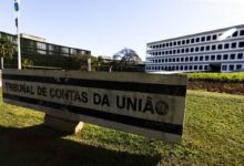 O Congresso Nacional promulgou nesta terça-feira (5) a PEC (Proposta de Emenda à Constituição) que reconhece os tribunais de contas como órgãos permanentes e essenciais ao controle externo da administração pública. Chamada de PEC da Essencialidade, o texto define que os tribunais de contas dos estados, do Distrito Federal e dos municípios não podem ser extintos pelos poderes.nA PEC 39 de 2022 teve como origem uma outra proposta apresentada pelo ex-presidente do Senado Eunício Oliveira em 2017. A ideia inicial era valorizar a relevância e proibir a extinção desses órgãos. Agora, a nova PEC eleva o status constitucional dos tribunais de contas para o patamar do Ministério Público.nO texto também proíbe a criação ou instalação de novos tribunais de contas para evitar o aumento dos gastos públicos. Hoje, além do TCU (Tribunal de Contas da União), o país tem 32 tribunais de contas estaduais e municipais.nA sessão desta terça contou com a presença de conselheiros e auditores dos tribunais de contas regionais. O vice-presidente do TCU, Jorge Oliveira.nnO presidente do Senado, Davi Alcolumbre (União-AP), assinou a promulgação da PEC e celebrou o que chamou de “conquista” para os tribunais de contas.n“Os tribunais são absolutamente essenciais e nossa principal linha de defesa do setor público contra a ineficiência e o desperdício. Essa PEC reconhece que esses órgãos são indispensáveis. Hoje os tribunais podem comemorar de ter colhido o fruto de um longo trabalho”, afirmou. nO texto havia sido aprovado pelo Senado e, em novembro de 2025, pela Câmara dos Deputados na forma de PEC 39 de 2022.