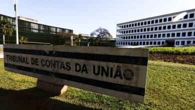 O Congresso Nacional promulgou nesta terça-feira (5) a PEC (Proposta de Emenda à Constituição) que reconhece os tribunais de contas como órgãos permanentes e essenciais ao controle externo da administração pública. Chamada de PEC da Essencialidade, o texto define que os tribunais de contas dos estados, do Distrito Federal e dos municípios não podem ser extintos pelos poderes.nA PEC 39 de 2022 teve como origem uma outra proposta apresentada pelo ex-presidente do Senado Eunício Oliveira em 2017. A ideia inicial era valorizar a relevância e proibir a extinção desses órgãos. Agora, a nova PEC eleva o status constitucional dos tribunais de contas para o patamar do Ministério Público.nO texto também proíbe a criação ou instalação de novos tribunais de contas para evitar o aumento dos gastos públicos. Hoje, além do TCU (Tribunal de Contas da União), o país tem 32 tribunais de contas estaduais e municipais.nA sessão desta terça contou com a presença de conselheiros e auditores dos tribunais de contas regionais. O vice-presidente do TCU, Jorge Oliveira.nnO presidente do Senado, Davi Alcolumbre (União-AP), assinou a promulgação da PEC e celebrou o que chamou de “conquista” para os tribunais de contas.n“Os tribunais são absolutamente essenciais e nossa principal linha de defesa do setor público contra a ineficiência e o desperdício. Essa PEC reconhece que esses órgãos são indispensáveis. Hoje os tribunais podem comemorar de ter colhido o fruto de um longo trabalho”, afirmou. nO texto havia sido aprovado pelo Senado e, em novembro de 2025, pela Câmara dos Deputados na forma de PEC 39 de 2022.