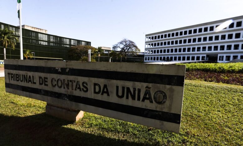 O Congresso Nacional promulgou nesta terça-feira (5) a PEC (Proposta de Emenda à Constituição) que reconhece os tribunais de contas como órgãos permanentes e essenciais ao controle externo da administração pública. Chamada de PEC da Essencialidade, o texto define que os tribunais de contas dos estados, do Distrito Federal e dos municípios não podem ser extintos pelos poderes.nA PEC 39 de 2022 teve como origem uma outra proposta apresentada pelo ex-presidente do Senado Eunício Oliveira em 2017. A ideia inicial era valorizar a relevância e proibir a extinção desses órgãos. Agora, a nova PEC eleva o status constitucional dos tribunais de contas para o patamar do Ministério Público.nO texto também proíbe a criação ou instalação de novos tribunais de contas para evitar o aumento dos gastos públicos. Hoje, além do TCU (Tribunal de Contas da União), o país tem 32 tribunais de contas estaduais e municipais.nA sessão desta terça contou com a presença de conselheiros e auditores dos tribunais de contas regionais. O vice-presidente do TCU, Jorge Oliveira.nnO presidente do Senado, Davi Alcolumbre (União-AP), assinou a promulgação da PEC e celebrou o que chamou de “conquista” para os tribunais de contas.n“Os tribunais são absolutamente essenciais e nossa principal linha de defesa do setor público contra a ineficiência e o desperdício. Essa PEC reconhece que esses órgãos são indispensáveis. Hoje os tribunais podem comemorar de ter colhido o fruto de um longo trabalho”, afirmou. nO texto havia sido aprovado pelo Senado e, em novembro de 2025, pela Câmara dos Deputados na forma de PEC 39 de 2022.