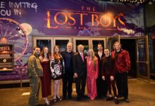Os novos musicais “The Lost Boys” e “Schmigadoon” lideraram as indicações ao Tony Award deste ano com 12 cada, seguidos de perto por “Ragtime”, com 11, em uma temporada da Broadway que se destacou por novos trabalhos ambiciosos, remontagens de alto perfil e casas lotadas.nAmbas as novas produções pontuaram em categorias principais, incluindo melhor musical, atuação e design, sinalizando um amplo apoio dos indicadores, enquanto “Ragtime” reafirmou sua ressonância duradoura com o reconhecimento por sua trilha sonora abrangente e uma lista de performances de destaque.nAs indicações, anunciadas nesta terça-feira (5) pelos atores Uzo Aduba e Darren Criss antes da noite de premiação em 7 de junho, oferecem um panorama de uma temporada da Broadway definida por novos musicais, remontagens ousadas e um senso renovado do que significa se reunir em um teatro pós-pandemia.nnCelebridades inundam a BroadwaynEsta temporada também foi marcada por ainda mais celebridades fazendo suas estreias na Broadway, como Adrien Brody, Tessa Thompson e Patrick Ball, além de um aumento de produtores celebridades, incluindo Kim Kardashian (“The Fear of 13”) e Barack Obama (“Proof”). Nenhum desses shows ou pessoas foi indicado, no entanto.nJoshua Henry foi indicado a melhor ator em musical por seu papel como Coalhouse Walker Jr. em “Ragtime”, uma das performances mais comentadas da temporada. Sua indicação coroa um momento de destaque que incluiu a abertura do tapete vermelho do Met Gala na noite de segunda-feira com uma performance de “I Wanna Dance with Somebody”, de Whitney Houston, coreografada pela coreógrafa de “Ragtime”, Ellenore Scott, que também foi indicada.nNicholas Christopher foi indicado por sua atuação imponente como o torturado Anatoly em “Chess”, superando seus colegas de elenco mais conhecidos, Lea Michele e Aaron Tveit, que não foram indicados. Outra colega de elenco, Hannah Cruz, também foi indicada a melhor atriz coadjuvante.nSurpreendentemente, em uma temporada repleta de remontagens musicais queridas e bem avaliadas, apenas três de cinco indicações possíveis foram anunciadas na categoria: “Cats: The Jellicle Ball”, “Ragtime” e "The Rocky Horror Show”.nA peça “Liberation”, de Bess Wohl, foi indicada a melhor peça, um dia após vencer o Prêmio Pulitzer de drama. O comitê do Pulitzer a chamou, em parte, de “uma mistura impressionante de comédia e sinceridade que explora o legado dos grupos feministas de conscientização dos anos 1970”.nJune Squibb, que retornou à Broadway aos 96 anos, foi indicada por seu papel em “Marjorie Prime”.nA premiação acontecerá no dia 7 de junho no Radio City Music Hall, em Nova York, apresentada pela estrela pop Pink, e será transmitida pela CBS. Fundado em 1947, o Tony Awards homenageia a excelência na Broadway.nhttps://stories.cnnbrasil.com.br/viagem-e-gastronomia/sao-paulo-ganha-centro-cultural-dedicado-ao-teatro/