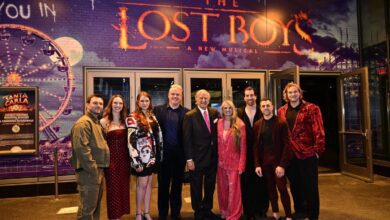 Os novos musicais “The Lost Boys” e “Schmigadoon” lideraram as indicações ao Tony Award deste ano com 12 cada, seguidos de perto por “Ragtime”, com 11, em uma temporada da Broadway que se destacou por novos trabalhos ambiciosos, remontagens de alto perfil e casas lotadas.nAmbas as novas produções pontuaram em categorias principais, incluindo melhor musical, atuação e design, sinalizando um amplo apoio dos indicadores, enquanto “Ragtime” reafirmou sua ressonância duradoura com o reconhecimento por sua trilha sonora abrangente e uma lista de performances de destaque.nAs indicações, anunciadas nesta terça-feira (5) pelos atores Uzo Aduba e Darren Criss antes da noite de premiação em 7 de junho, oferecem um panorama de uma temporada da Broadway definida por novos musicais, remontagens ousadas e um senso renovado do que significa se reunir em um teatro pós-pandemia.nnCelebridades inundam a BroadwaynEsta temporada também foi marcada por ainda mais celebridades fazendo suas estreias na Broadway, como Adrien Brody, Tessa Thompson e Patrick Ball, além de um aumento de produtores celebridades, incluindo Kim Kardashian (“The Fear of 13”) e Barack Obama (“Proof”). Nenhum desses shows ou pessoas foi indicado, no entanto.nJoshua Henry foi indicado a melhor ator em musical por seu papel como Coalhouse Walker Jr. em “Ragtime”, uma das performances mais comentadas da temporada. Sua indicação coroa um momento de destaque que incluiu a abertura do tapete vermelho do Met Gala na noite de segunda-feira com uma performance de “I Wanna Dance with Somebody”, de Whitney Houston, coreografada pela coreógrafa de “Ragtime”, Ellenore Scott, que também foi indicada.nNicholas Christopher foi indicado por sua atuação imponente como o torturado Anatoly em “Chess”, superando seus colegas de elenco mais conhecidos, Lea Michele e Aaron Tveit, que não foram indicados. Outra colega de elenco, Hannah Cruz, também foi indicada a melhor atriz coadjuvante.nSurpreendentemente, em uma temporada repleta de remontagens musicais queridas e bem avaliadas, apenas três de cinco indicações possíveis foram anunciadas na categoria: “Cats: The Jellicle Ball”, “Ragtime” e "The Rocky Horror Show”.nA peça “Liberation”, de Bess Wohl, foi indicada a melhor peça, um dia após vencer o Prêmio Pulitzer de drama. O comitê do Pulitzer a chamou, em parte, de “uma mistura impressionante de comédia e sinceridade que explora o legado dos grupos feministas de conscientização dos anos 1970”.nJune Squibb, que retornou à Broadway aos 96 anos, foi indicada por seu papel em “Marjorie Prime”.nA premiação acontecerá no dia 7 de junho no Radio City Music Hall, em Nova York, apresentada pela estrela pop Pink, e será transmitida pela CBS. Fundado em 1947, o Tony Awards homenageia a excelência na Broadway.nhttps://stories.cnnbrasil.com.br/viagem-e-gastronomia/sao-paulo-ganha-centro-cultural-dedicado-ao-teatro/